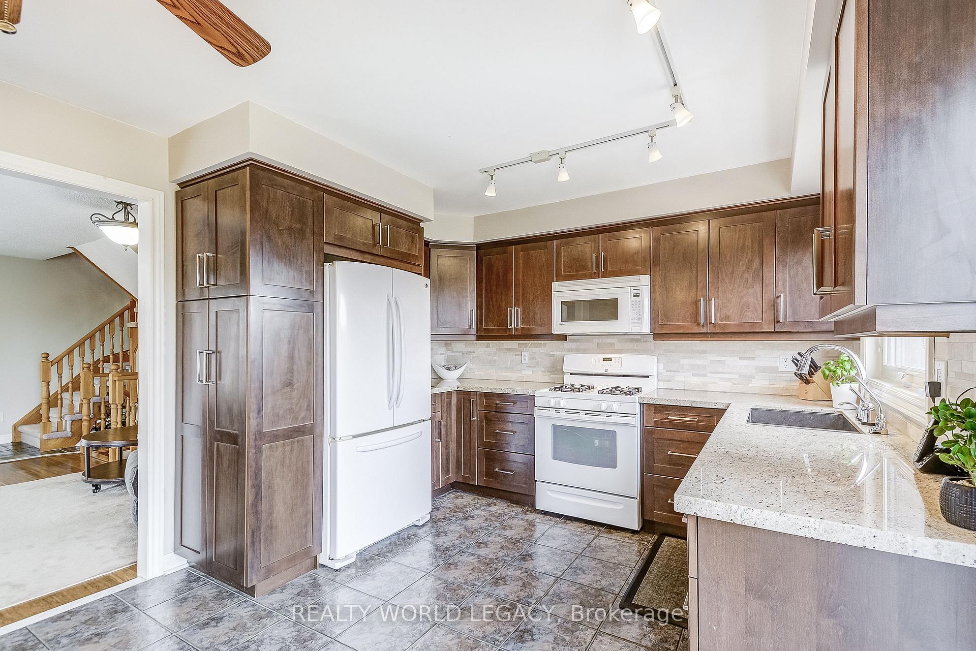 Photo 14 of 30 Kildonan Crescent, Hamilton, Waterdown — HOMEH
