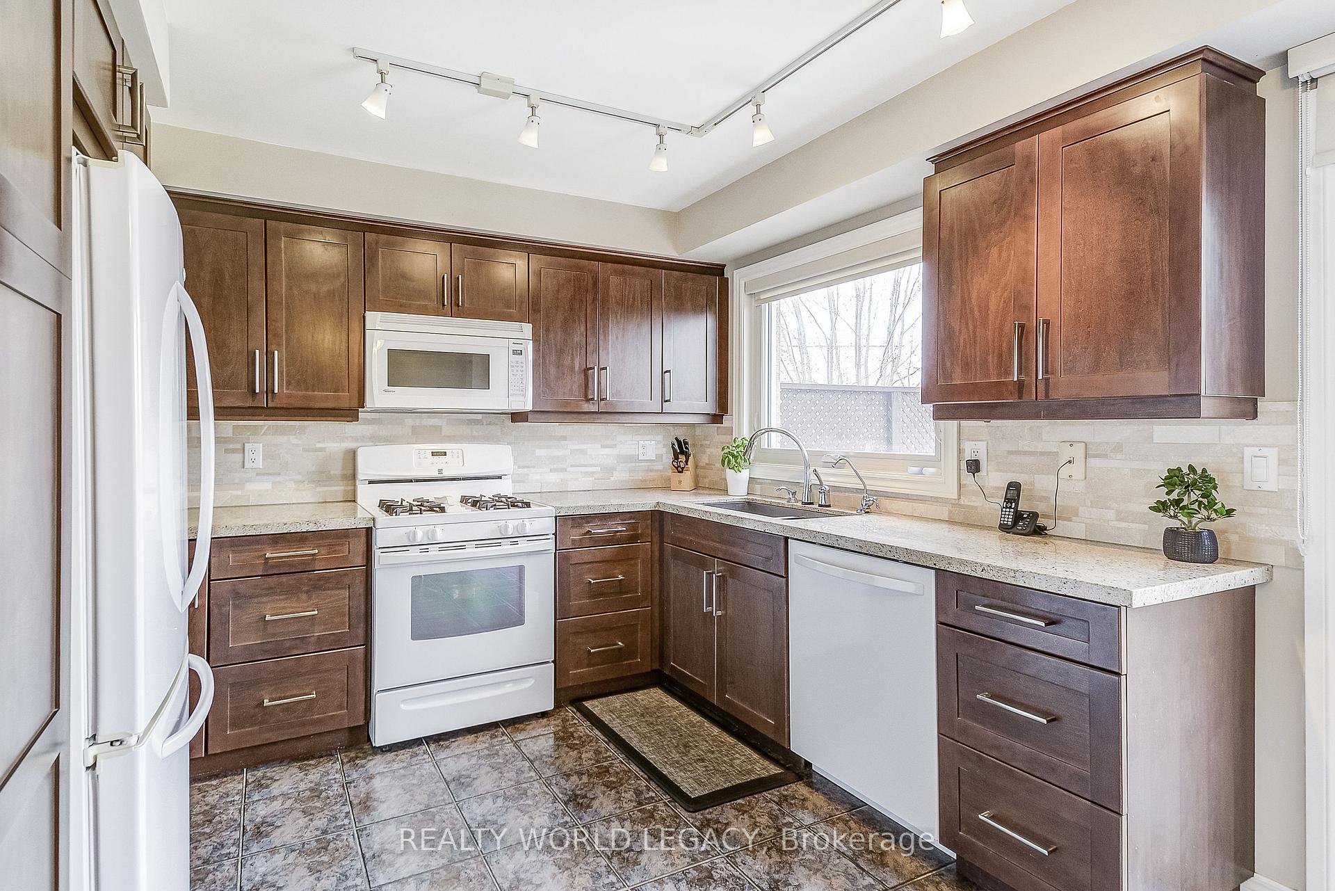 Photo 15 of 30 Kildonan Crescent, Hamilton, Waterdown — HOMEH