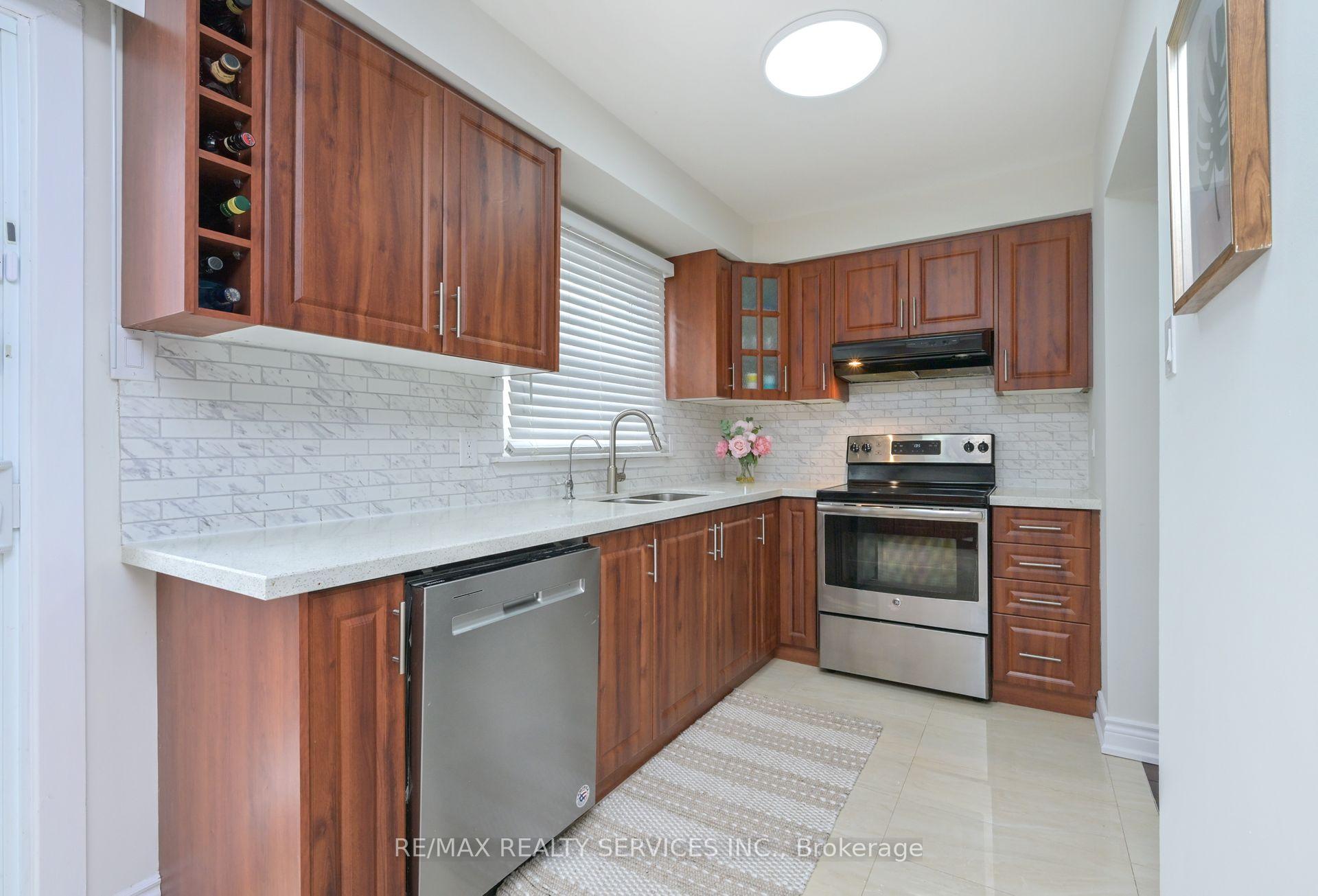 Photo 4 of 54 Nancy McCredie Drive, Brampton, Brampton West — HOMEH