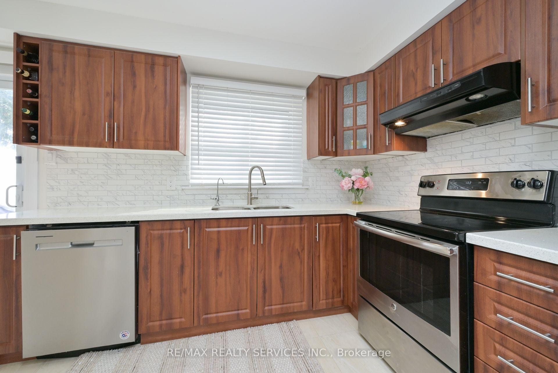 Photo 5 of 54 Nancy McCredie Drive, Brampton, Brampton West — HOMEH