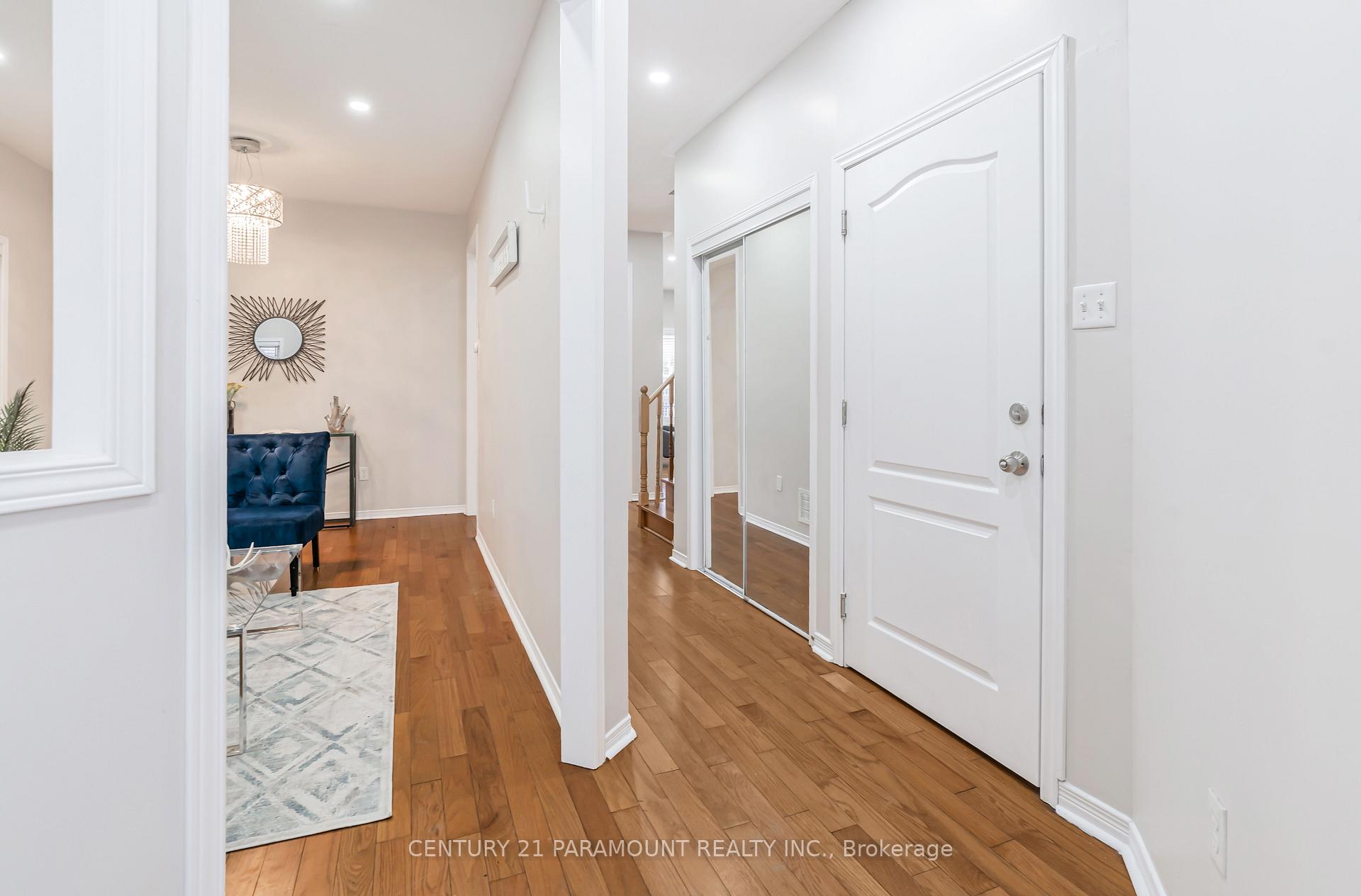 Photo 3 of 43 Crystal Glen Crescent, Brampton, Credit Valley — HOMEH