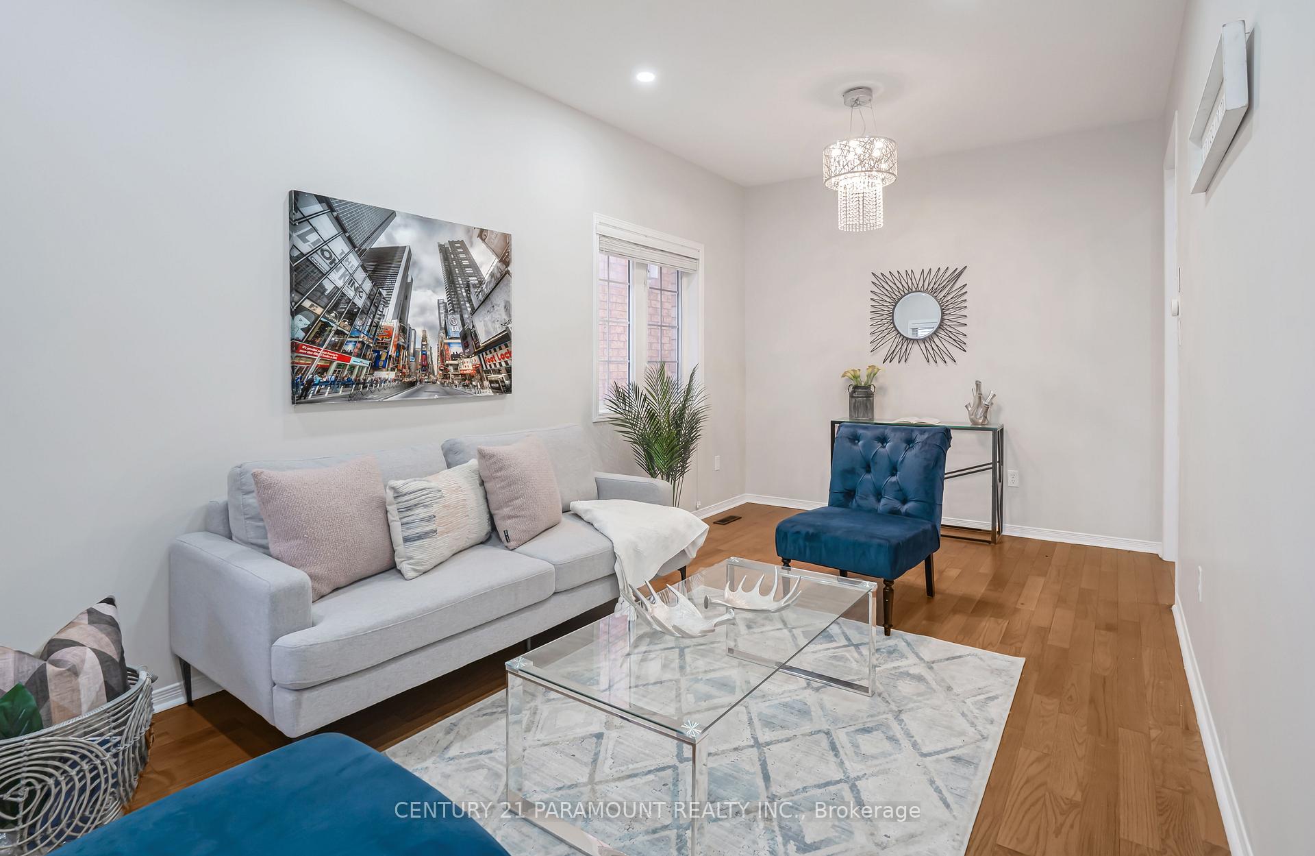 Photo 4 of 43 Crystal Glen Crescent, Brampton, Credit Valley — HOMEH