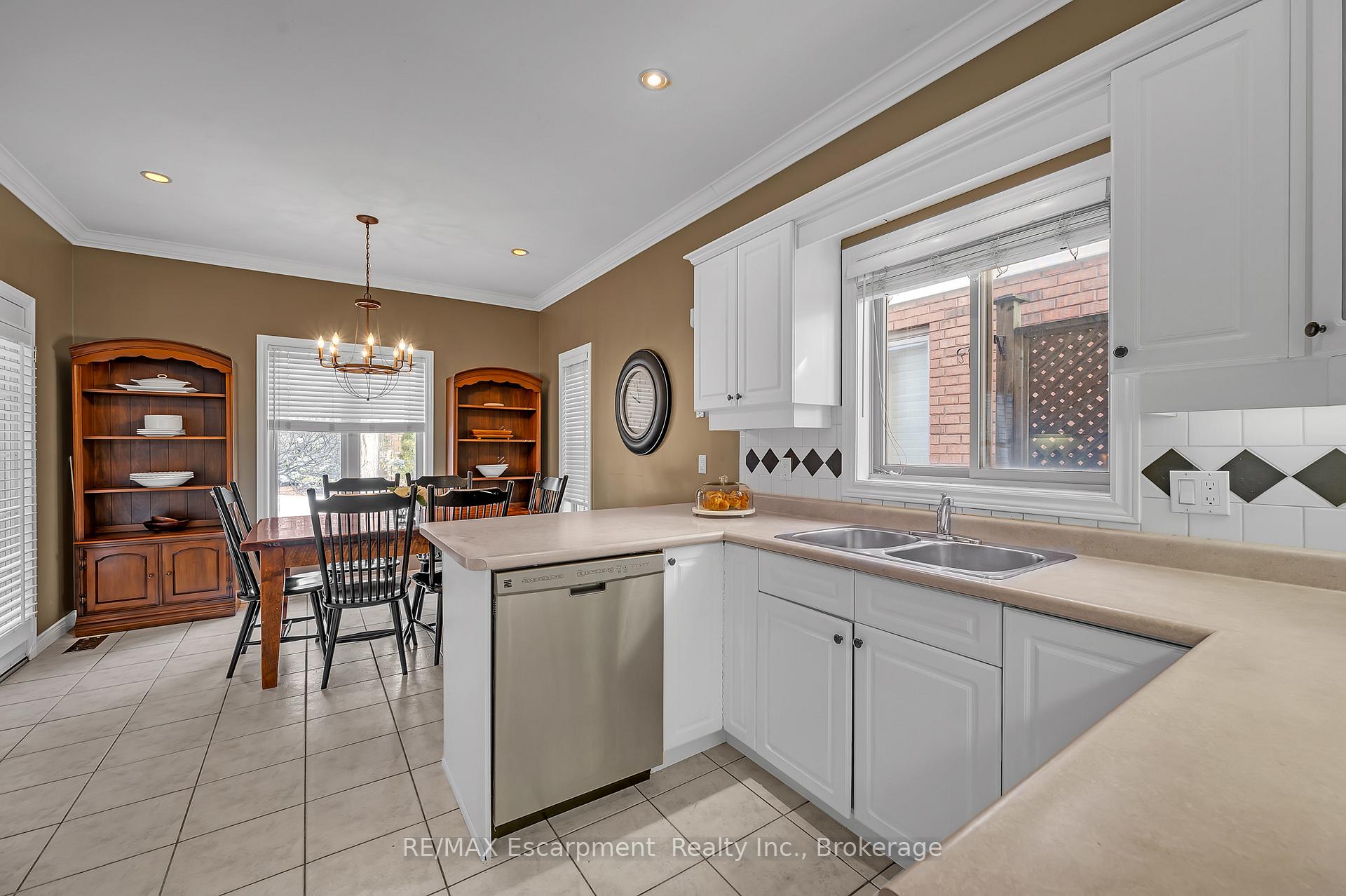 Photo 6 of 28 Steeplechase Drive, Hamilton, Meadowlands — HOMEH