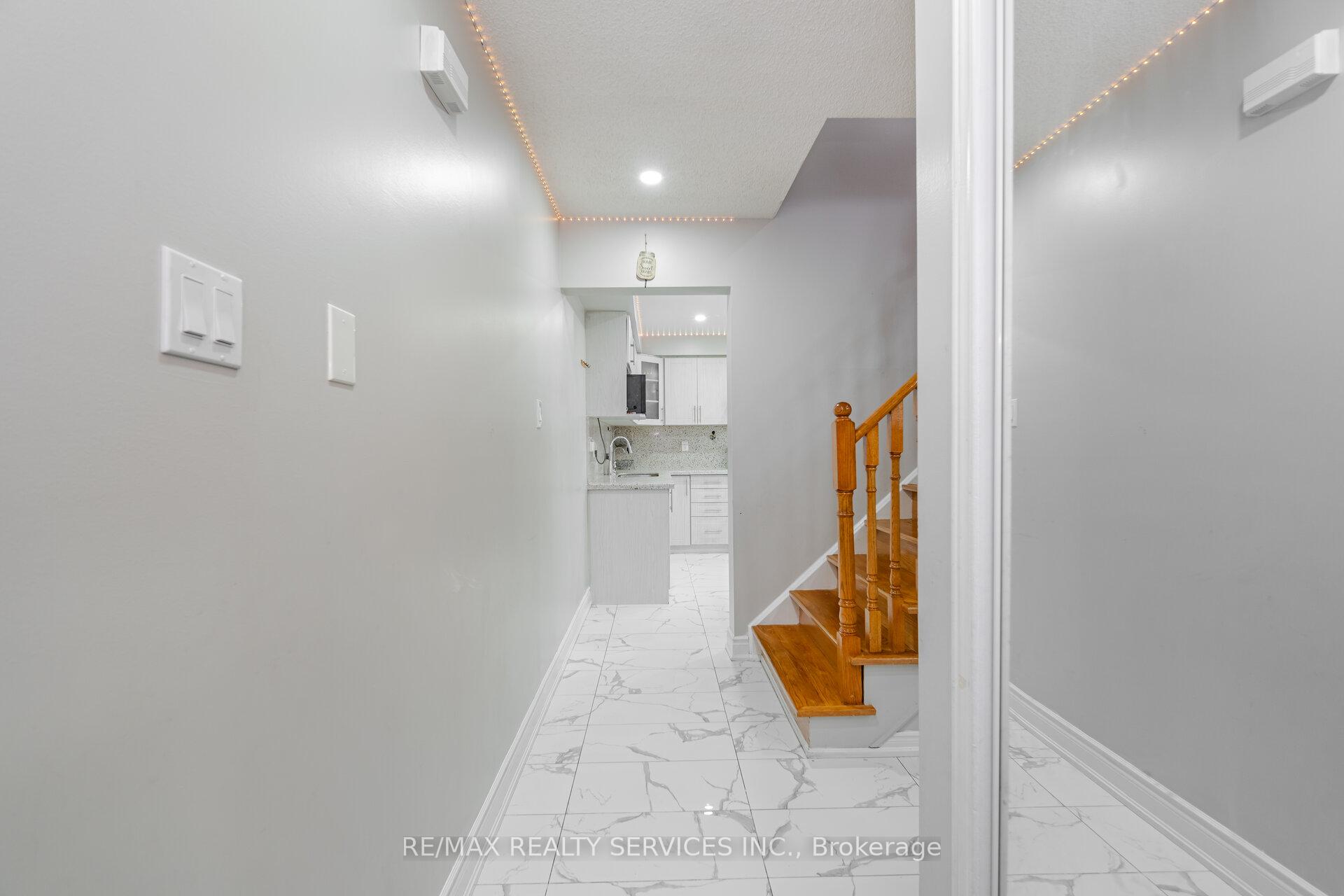 Photo 9 of 67 Stoneledge Circle, Brampton, Sandringham-Wellington — HOMEH