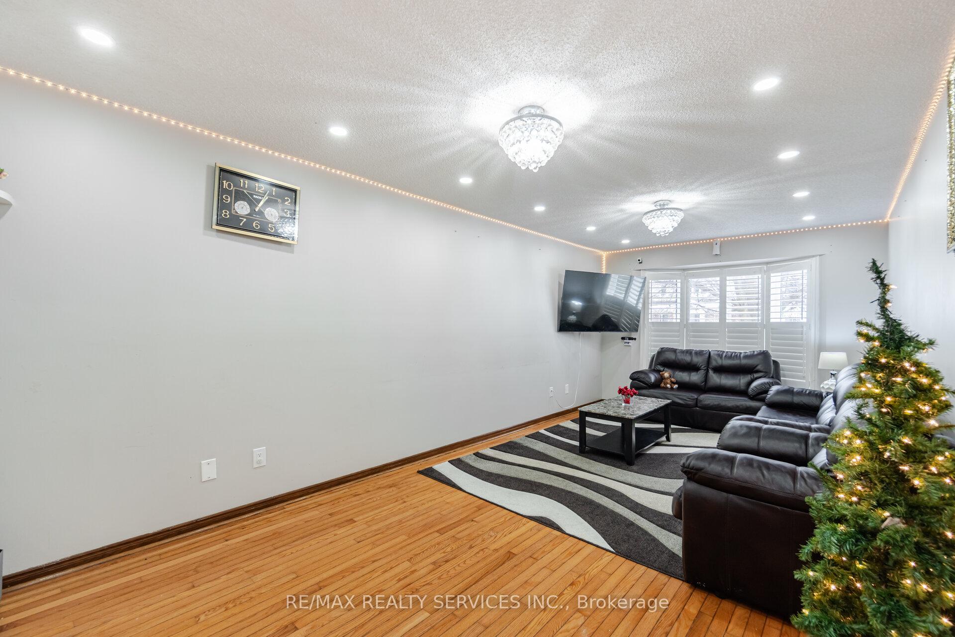Photo 10 of 67 Stoneledge Circle, Brampton, Sandringham-Wellington — HOMEH