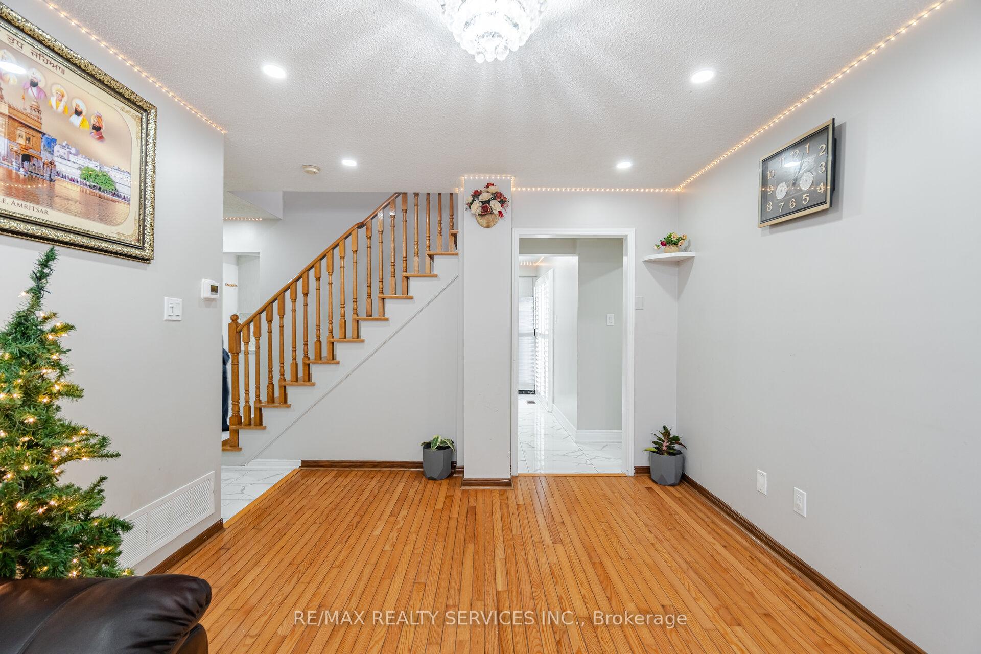 Photo 11 of 67 Stoneledge Circle, Brampton, Sandringham-Wellington — HOMEH