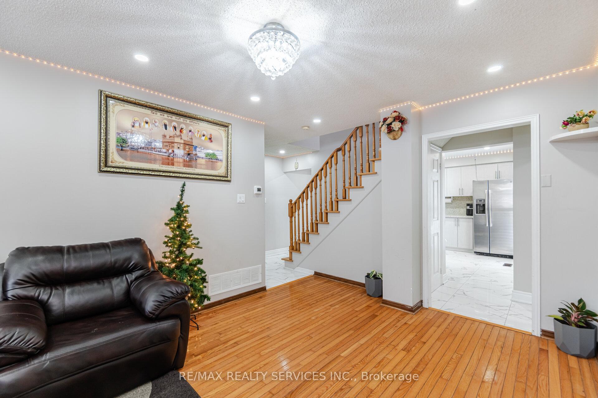Photo 12 of 67 Stoneledge Circle, Brampton, Sandringham-Wellington — HOMEH