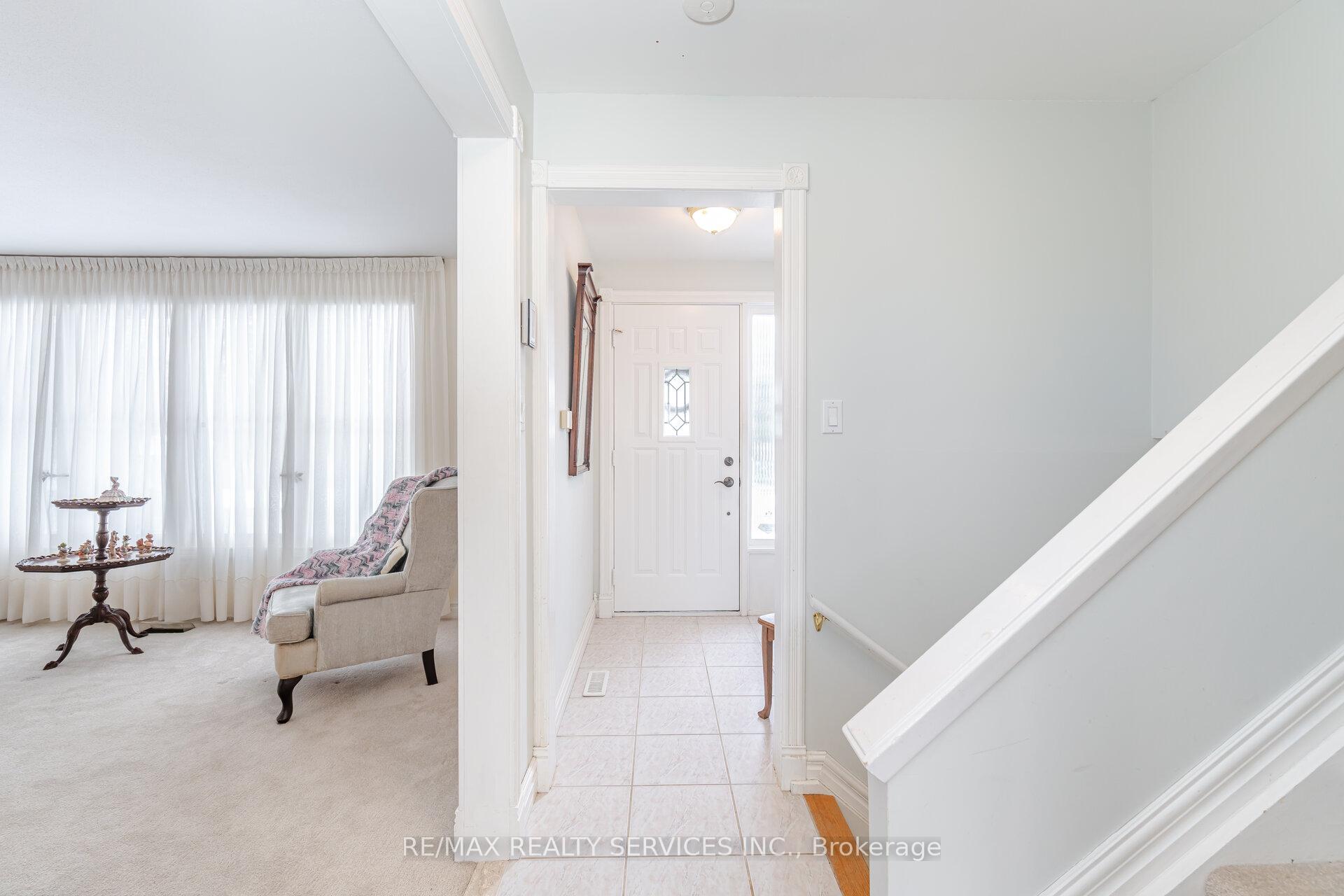 Photo 8 of 34 Parkend Avenue, Brampton, Brampton South — HOMEH