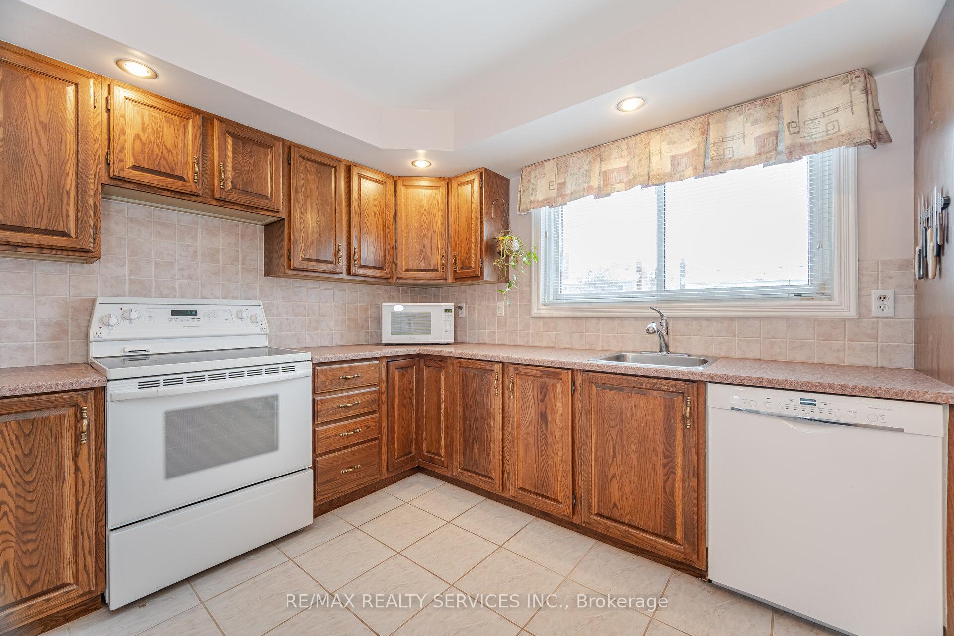 Photo 14 of 34 Parkend Avenue, Brampton, Brampton South — HOMEH