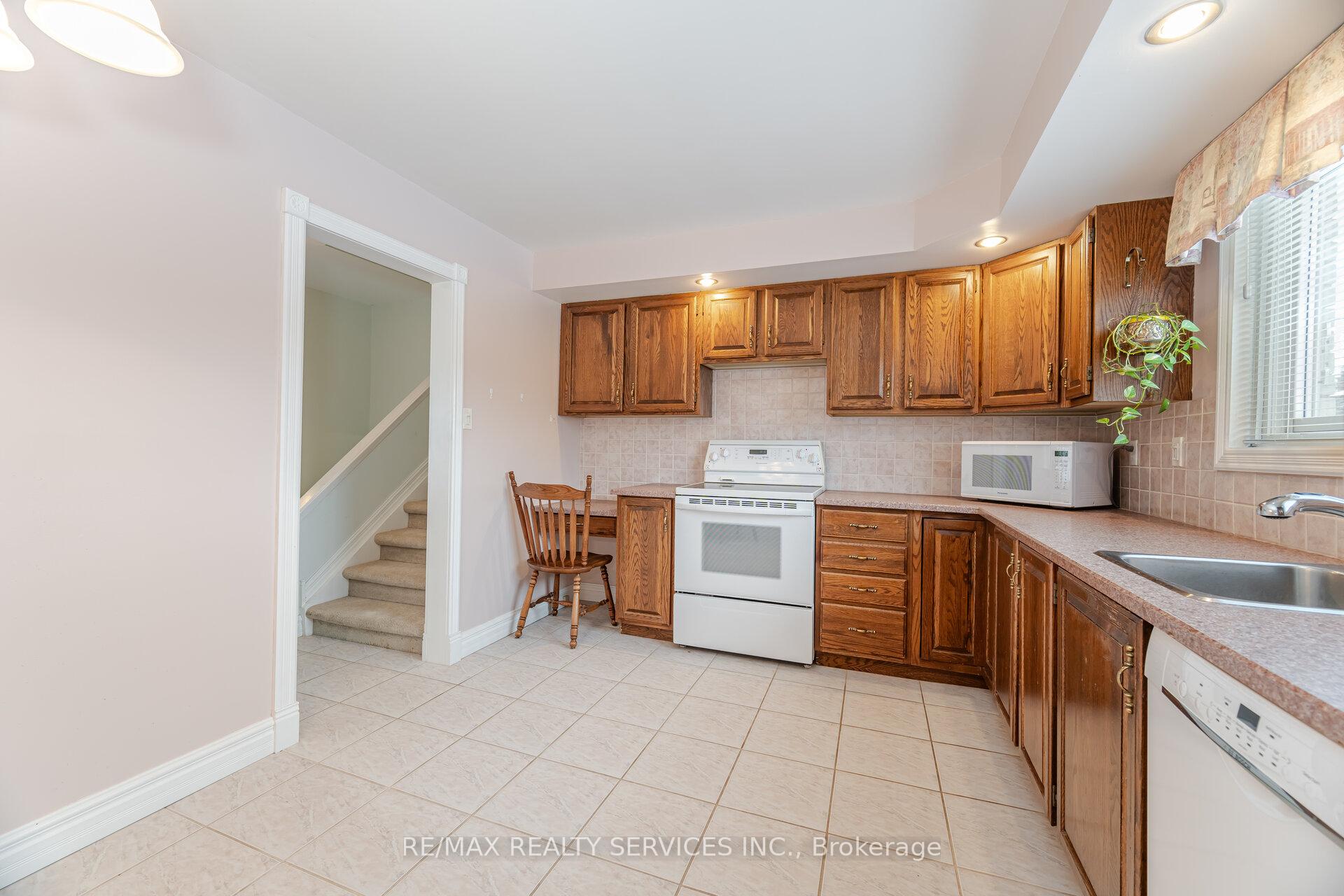Photo 16 of 34 Parkend Avenue, Brampton, Brampton South — HOMEH