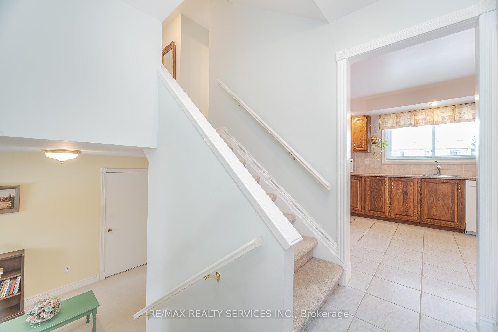 Photo 17 of 34 Parkend Avenue, Brampton, Brampton South — HOMEH