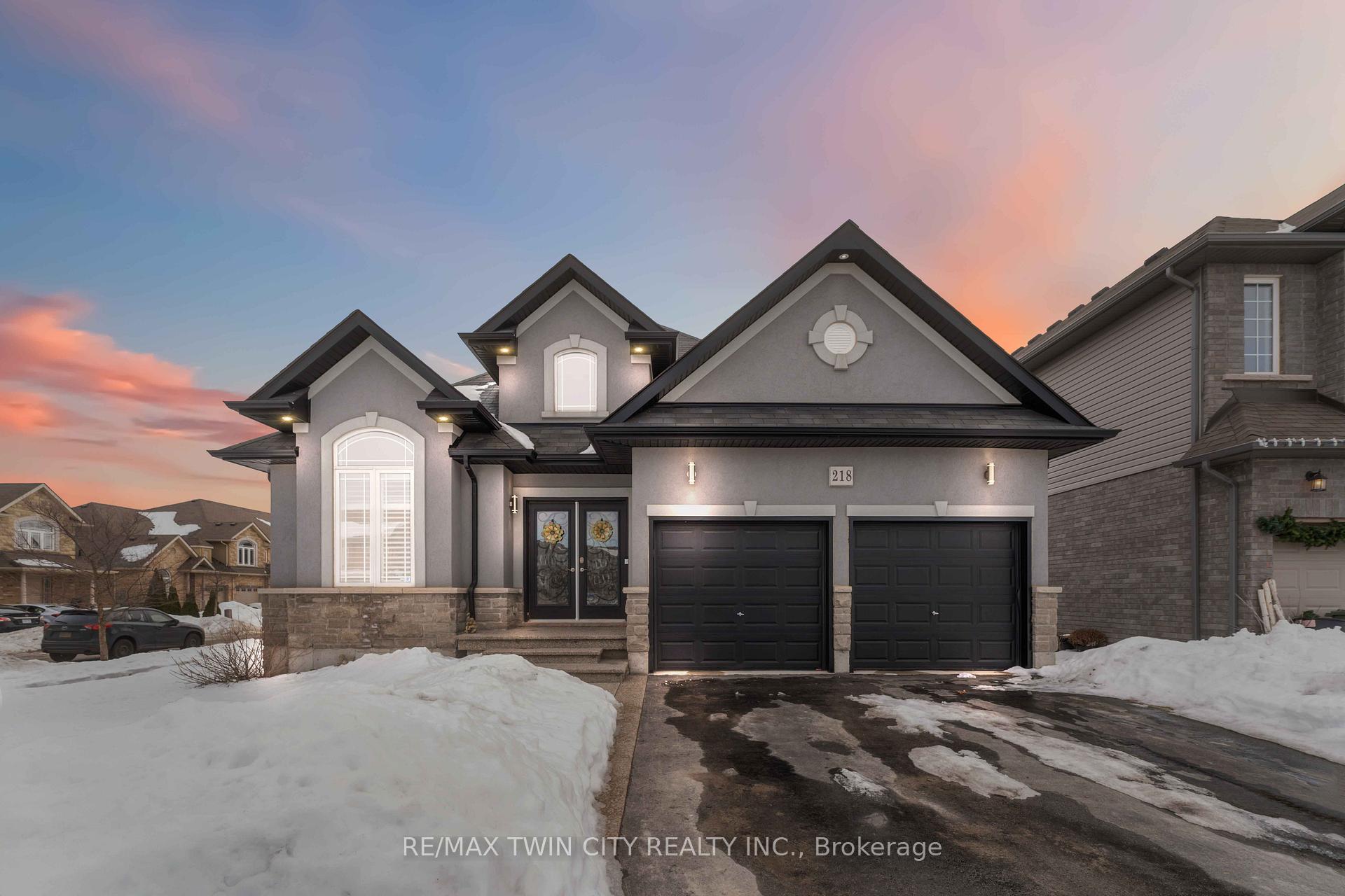 Photo 2 of 218 Bellagio Avenue, Hamilton, Rural Glanbrook — HOMEH