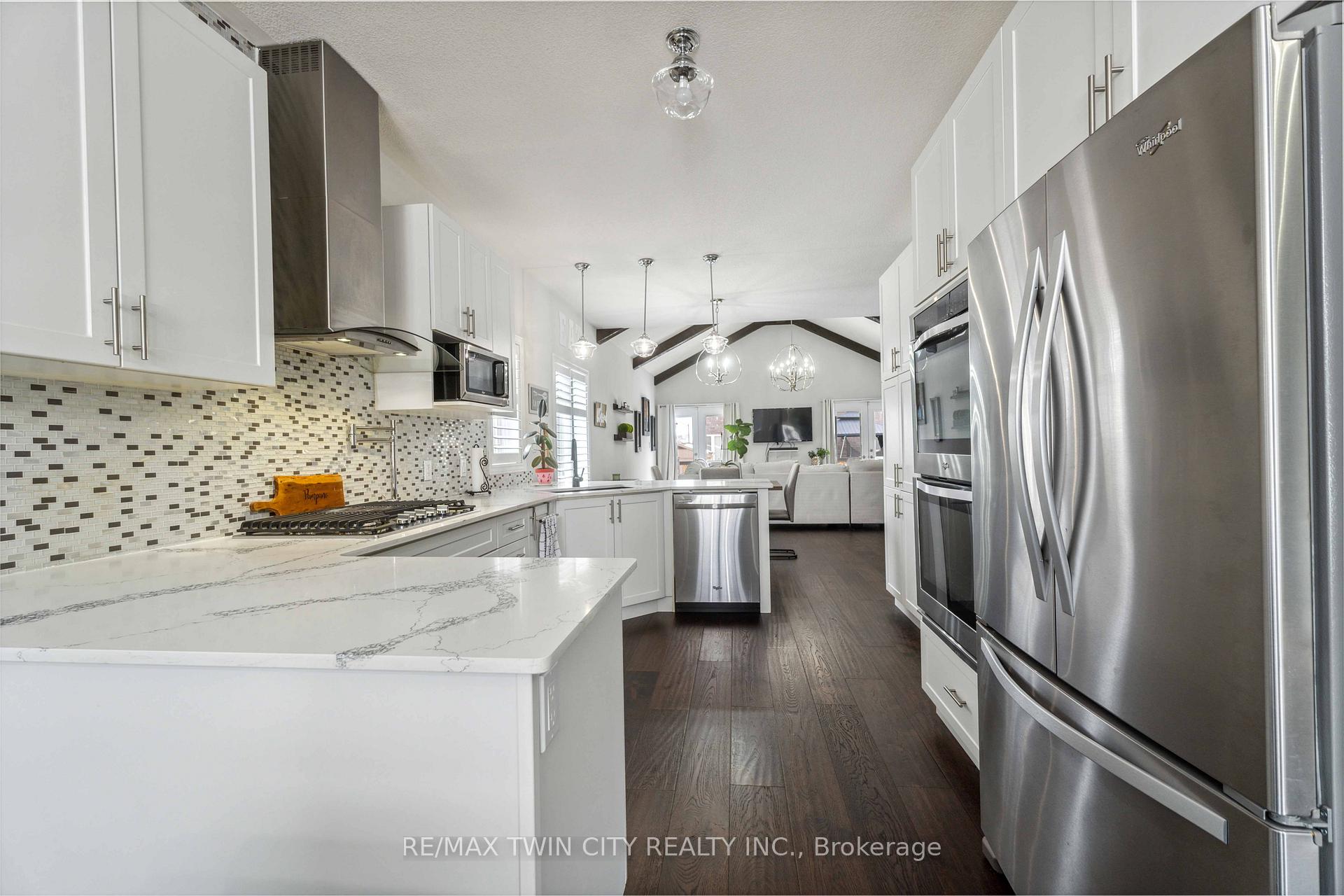 Photo 7 of 218 Bellagio Avenue, Hamilton, Rural Glanbrook — HOMEH