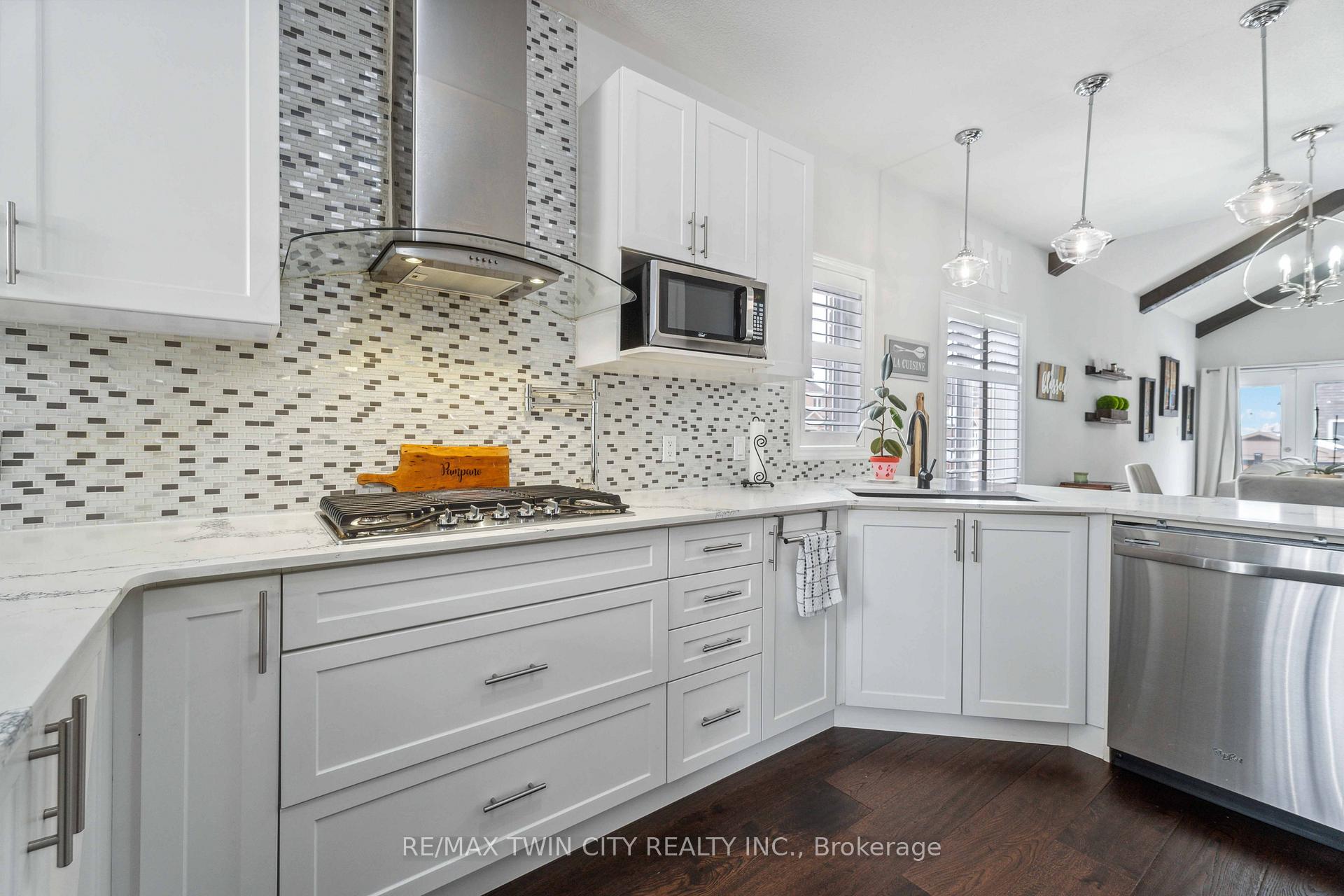 Photo 9 of 218 Bellagio Avenue, Hamilton, Rural Glanbrook — HOMEH