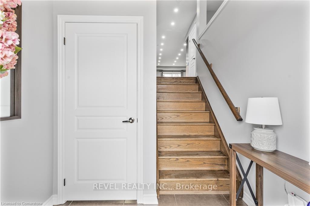 Photo 3 of 138 Crafter Crescent, Hamilton, Stoney Creek Mountain — HOMEH