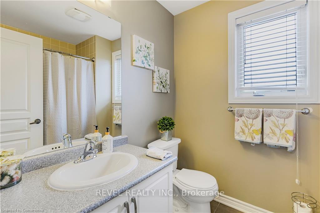 Photo 12 of 138 Crafter Crescent, Hamilton, Stoney Creek Mountain — HOMEH