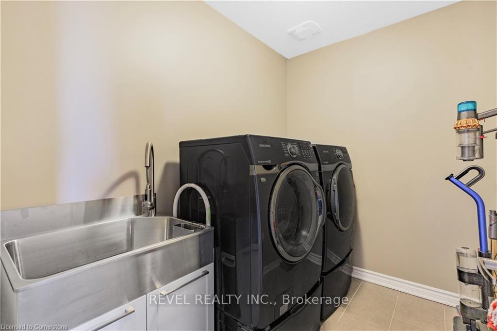 Photo 13 of 138 Crafter Crescent, Hamilton, Stoney Creek Mountain — HOMEH