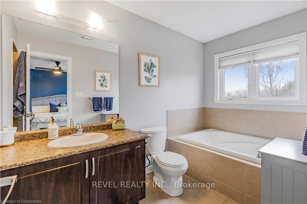 Photo 16 of 138 Crafter Crescent, Hamilton, Stoney Creek Mountain — HOMEH