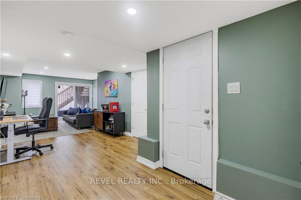 Photo 18 of 138 Crafter Crescent, Hamilton, Stoney Creek Mountain — HOMEH