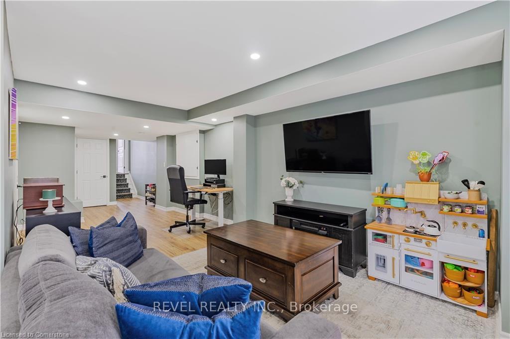 Photo 19 of 138 Crafter Crescent, Hamilton, Stoney Creek Mountain — HOMEH