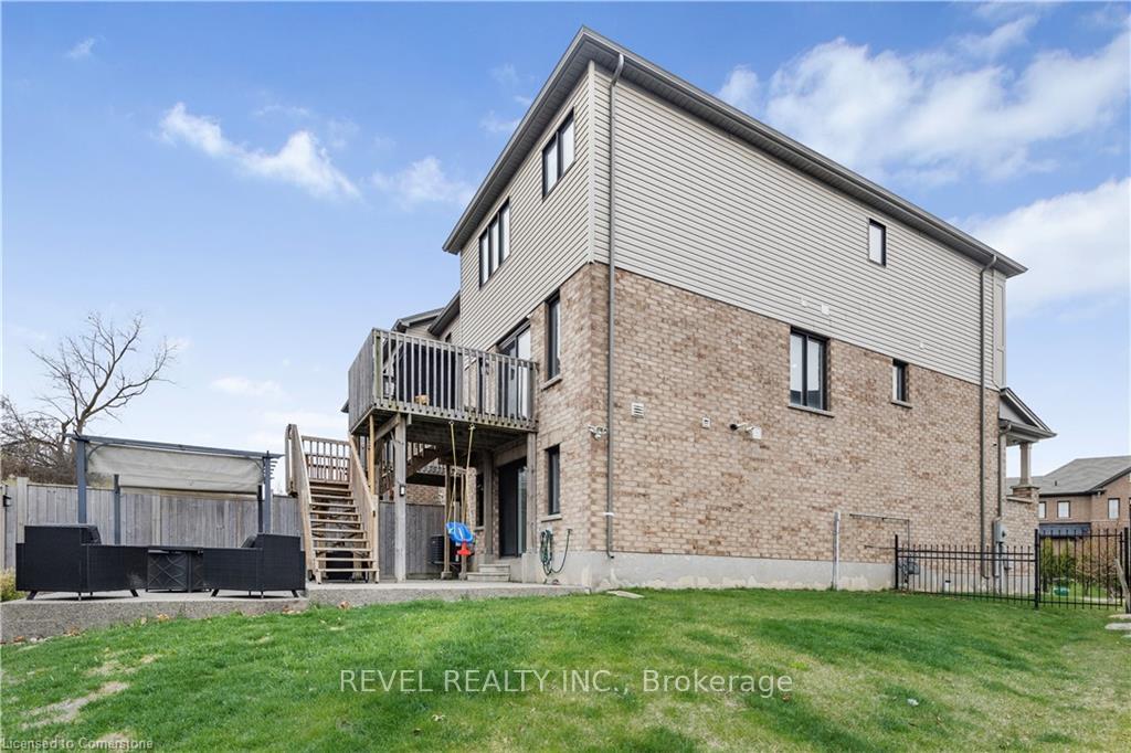 Photo 21 of 138 Crafter Crescent, Hamilton, Stoney Creek Mountain — HOMEH