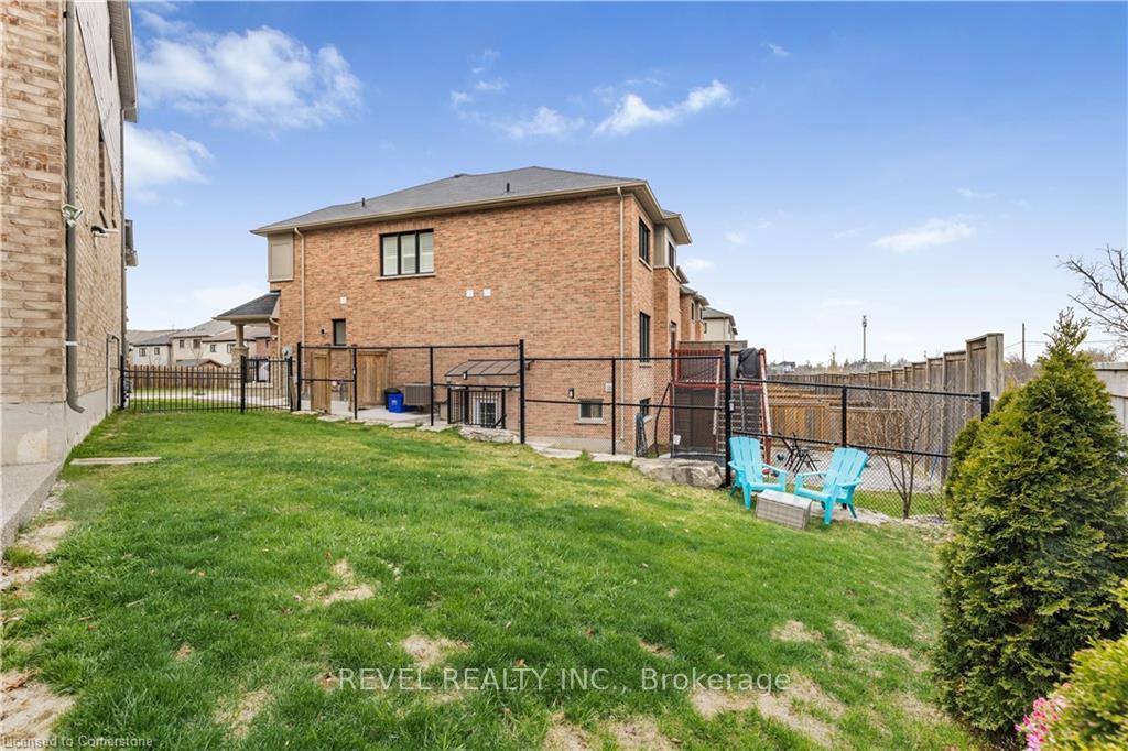 Photo 22 of 138 Crafter Crescent, Hamilton, Stoney Creek Mountain — HOMEH