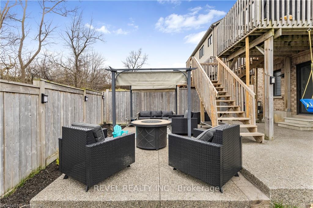Photo 23 of 138 Crafter Crescent, Hamilton, Stoney Creek Mountain — HOMEH