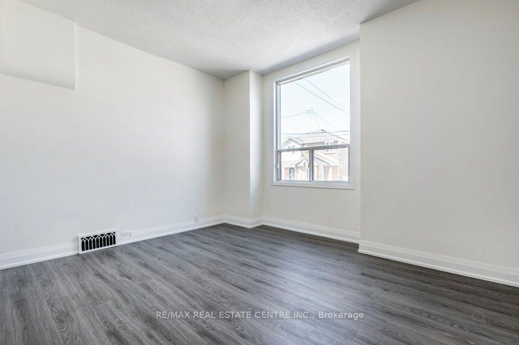 Photo 5 of 64 Crooks Street, Hamilton, Strathcona — HOMEH