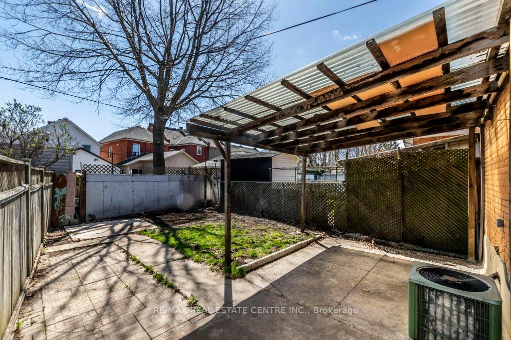 Photo 23 of 64 Crooks Street, Hamilton, Strathcona — HOMEH