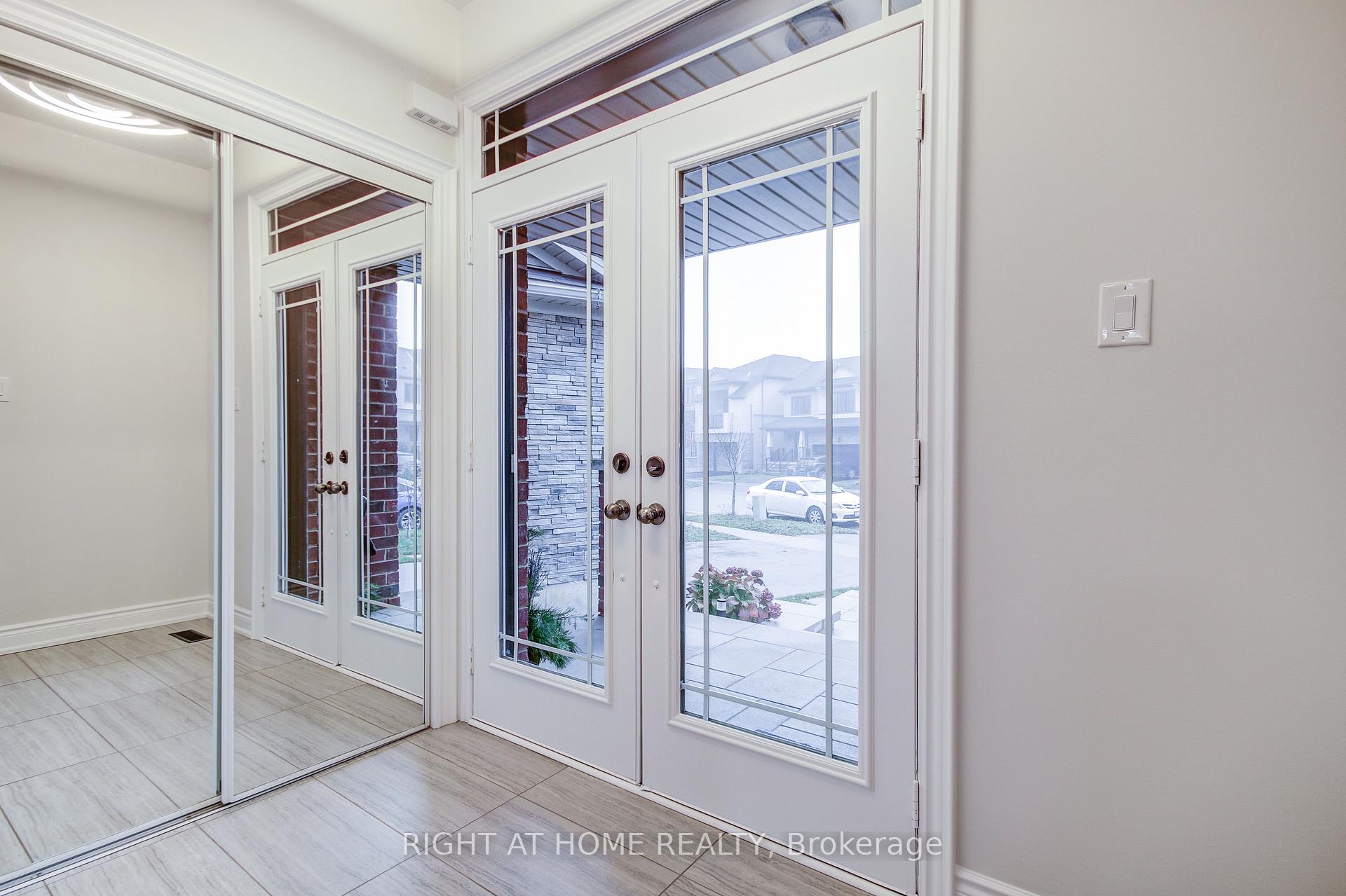 Photo 3 of 90 Pagebrook Crescent, Hamilton, Stoney Creek Mountain — HOMEH