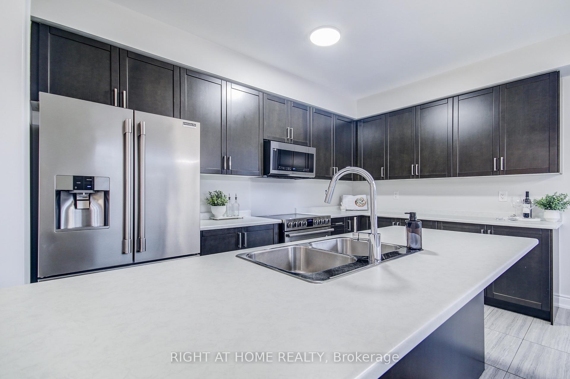 Photo 11 of 90 Pagebrook Crescent, Hamilton, Stoney Creek Mountain — HOMEH