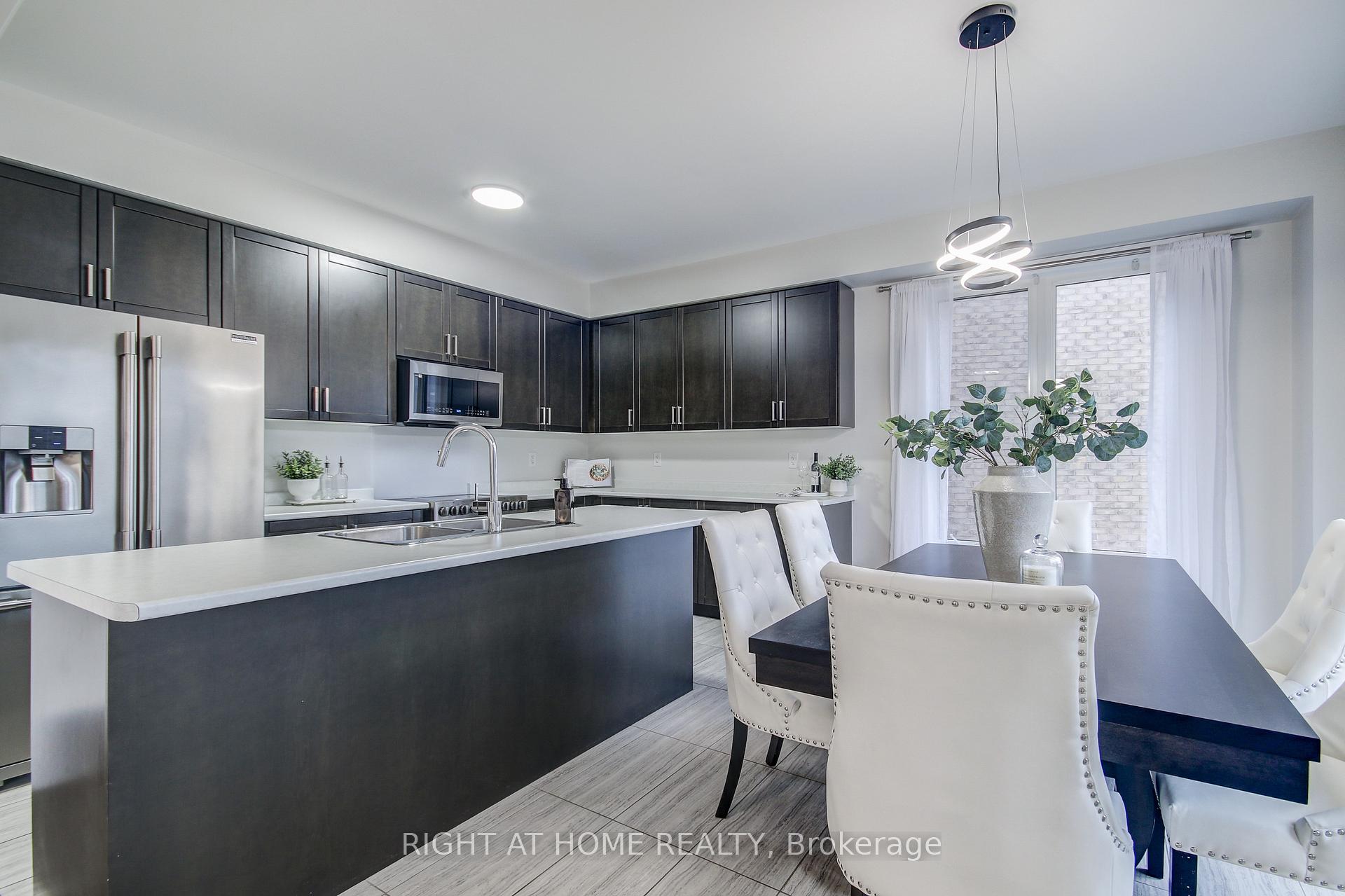 Photo 12 of 90 Pagebrook Crescent, Hamilton, Stoney Creek Mountain — HOMEH