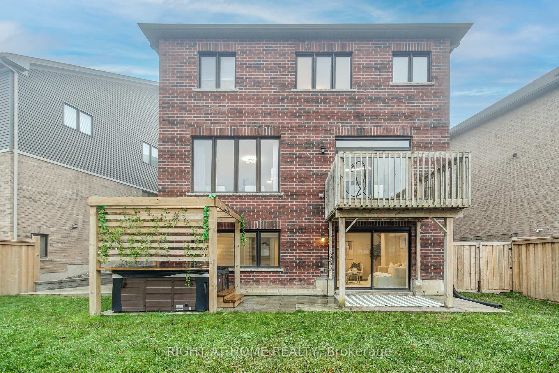 Photo 36 of 90 Pagebrook Crescent, Hamilton, Stoney Creek Mountain — HOMEH