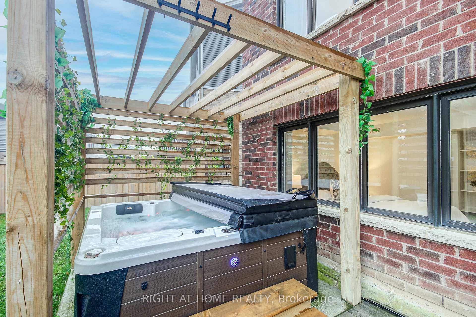 Photo 38 of 90 Pagebrook Crescent, Hamilton, Stoney Creek Mountain — HOMEH