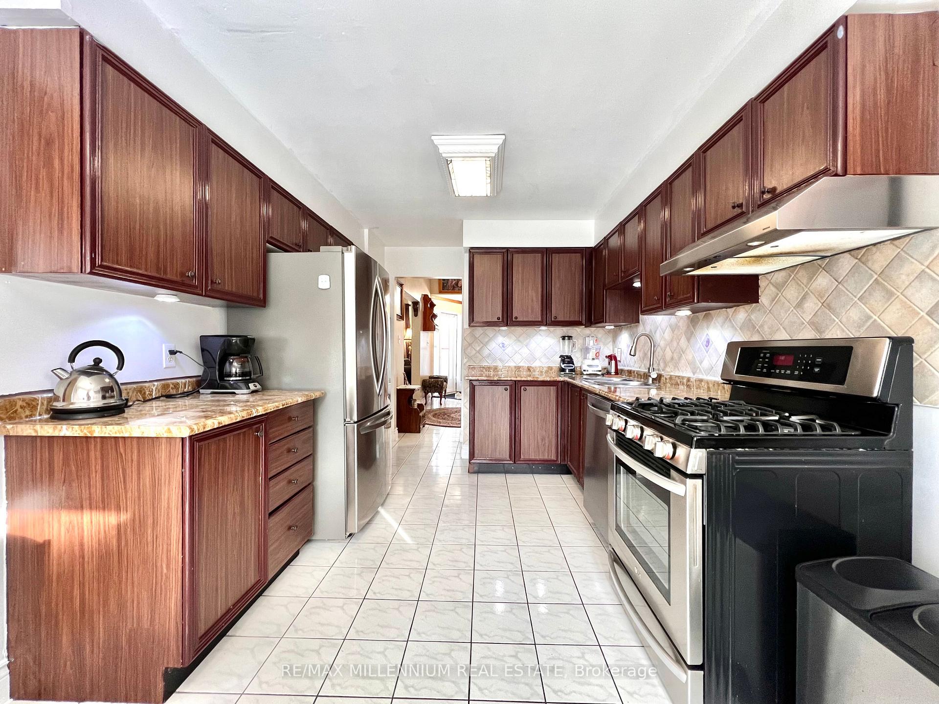 Photo 6 of 202 Conestoga Drive, Brampton, Heart Lake West — HOMEH