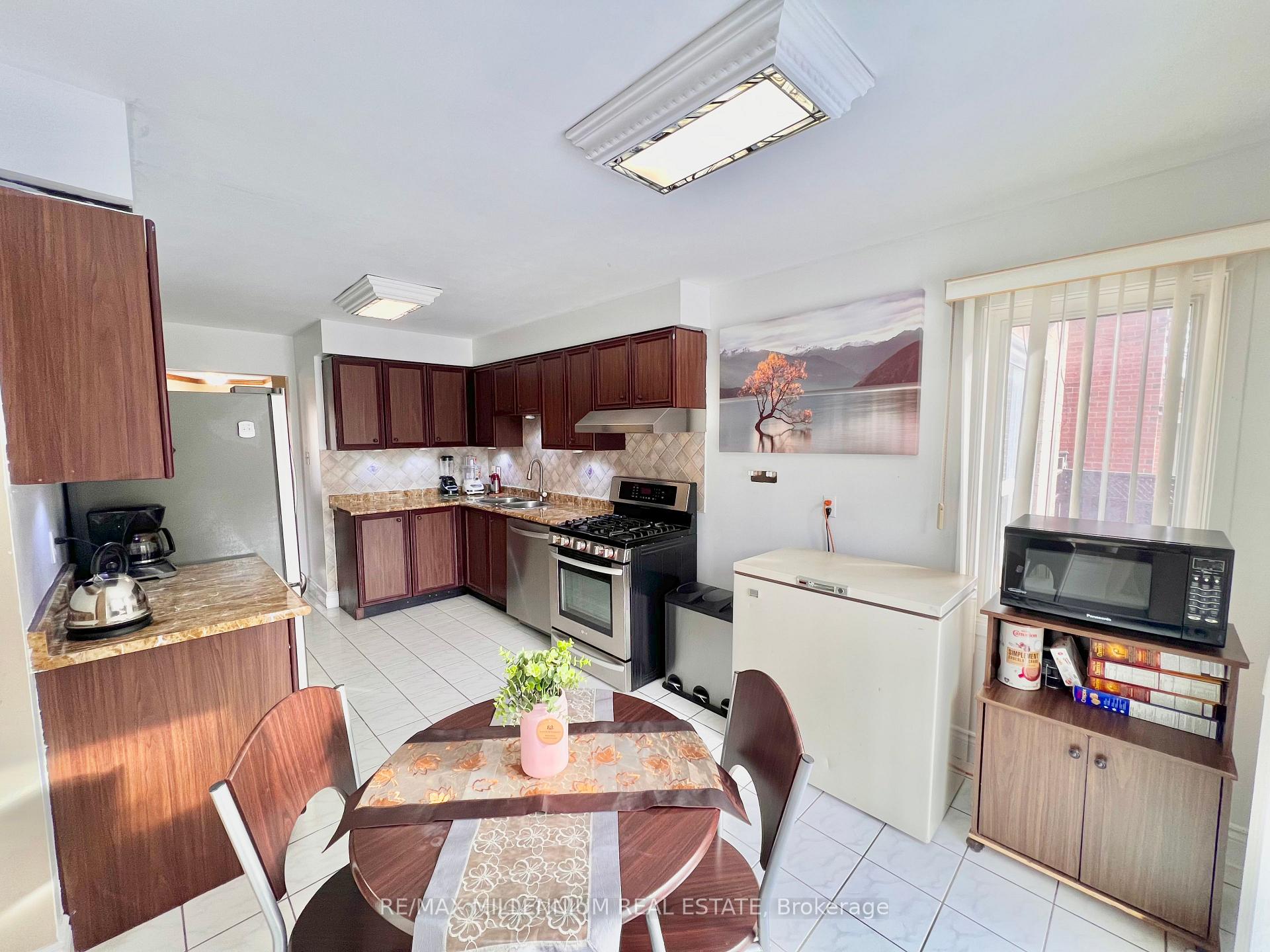 Photo 7 of 202 Conestoga Drive, Brampton, Heart Lake West — HOMEH