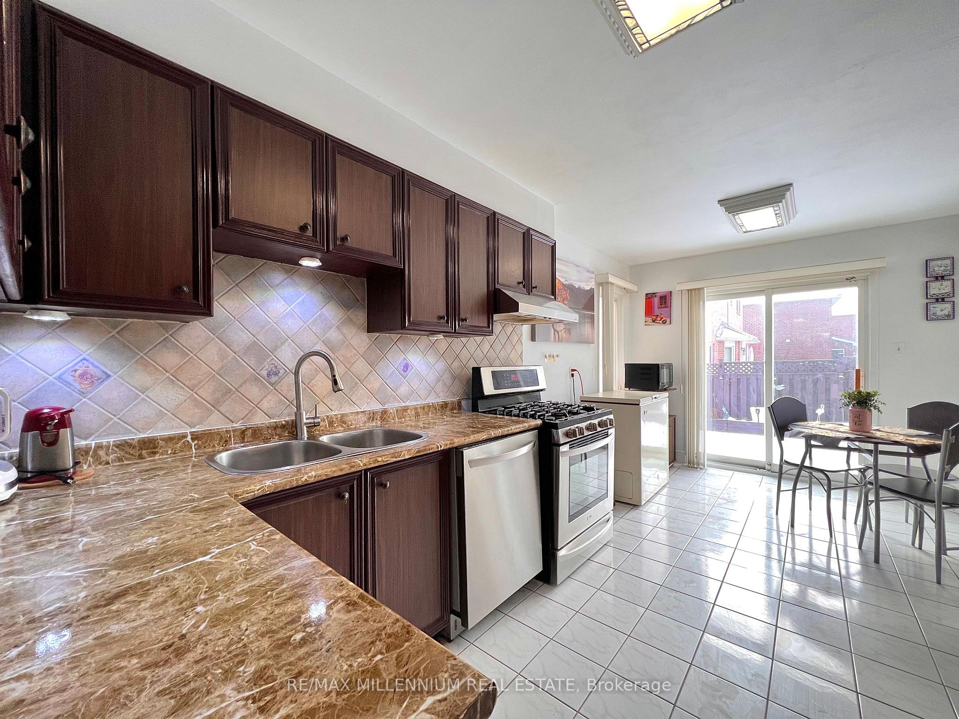 Photo 8 of 202 Conestoga Drive, Brampton, Heart Lake West — HOMEH