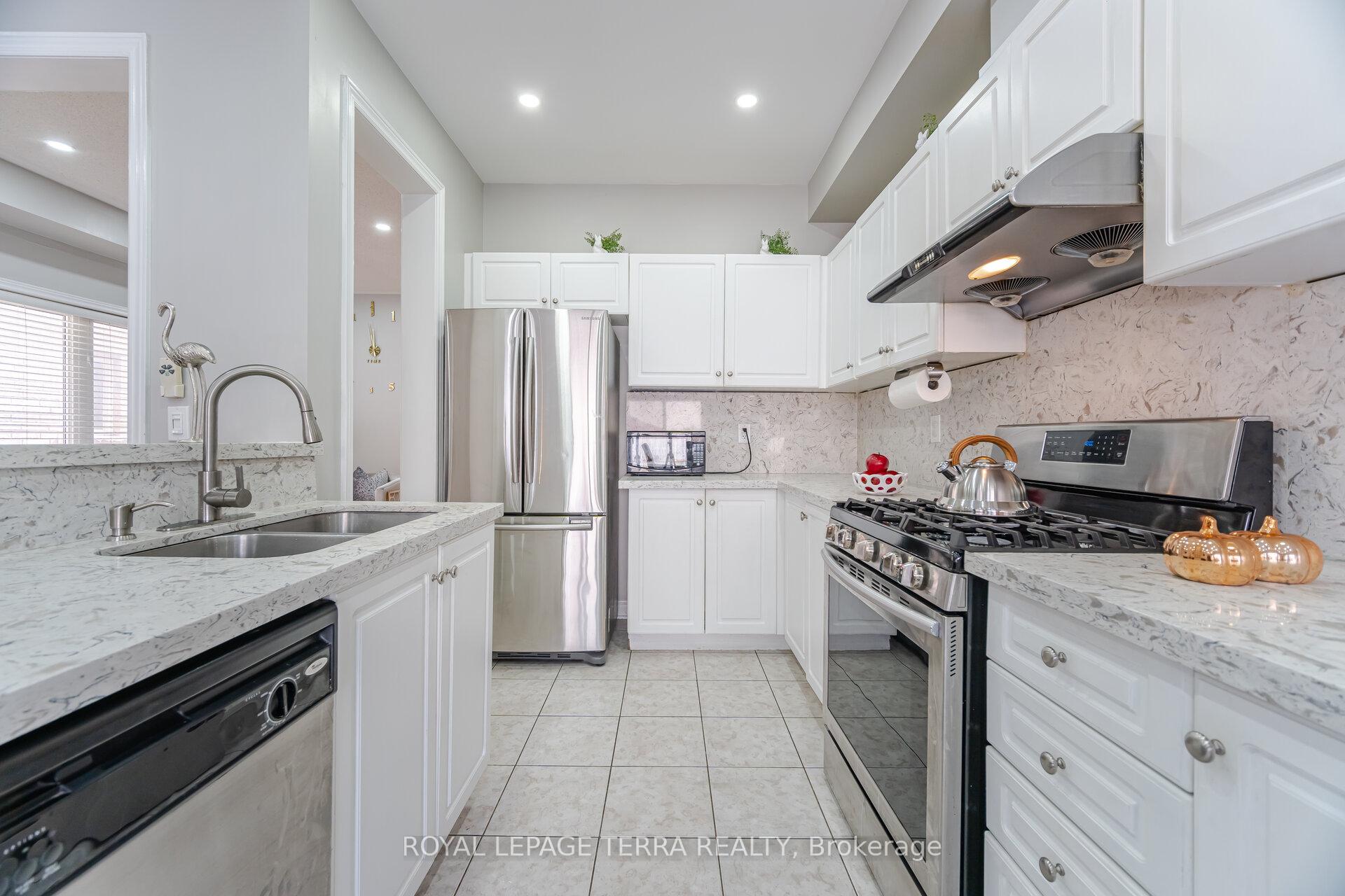 Photo 16 of 15 Versailles Crescent, Brampton, Bram East — HOMEH