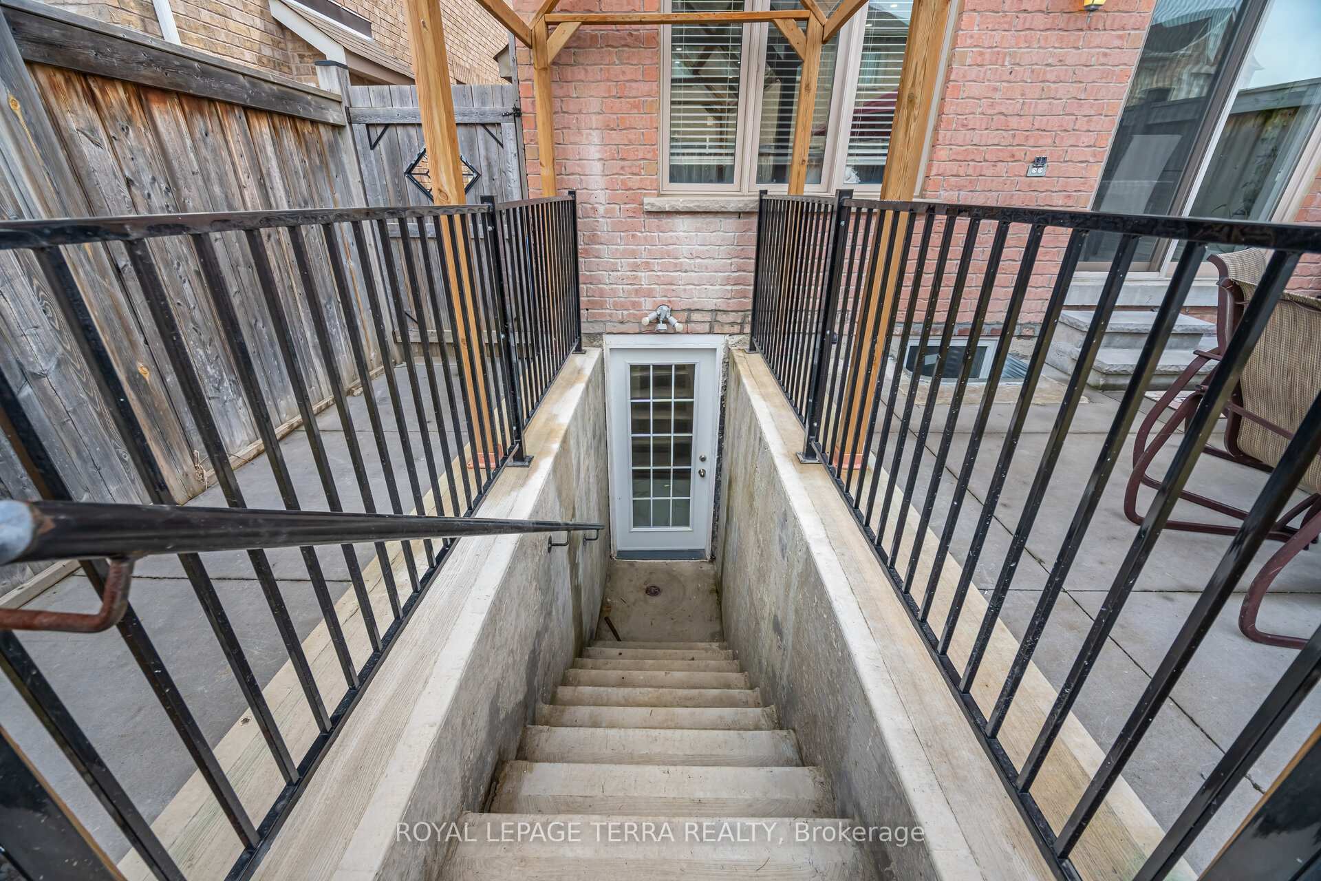 Photo 33 of 15 Versailles Crescent, Brampton, Bram East — HOMEH