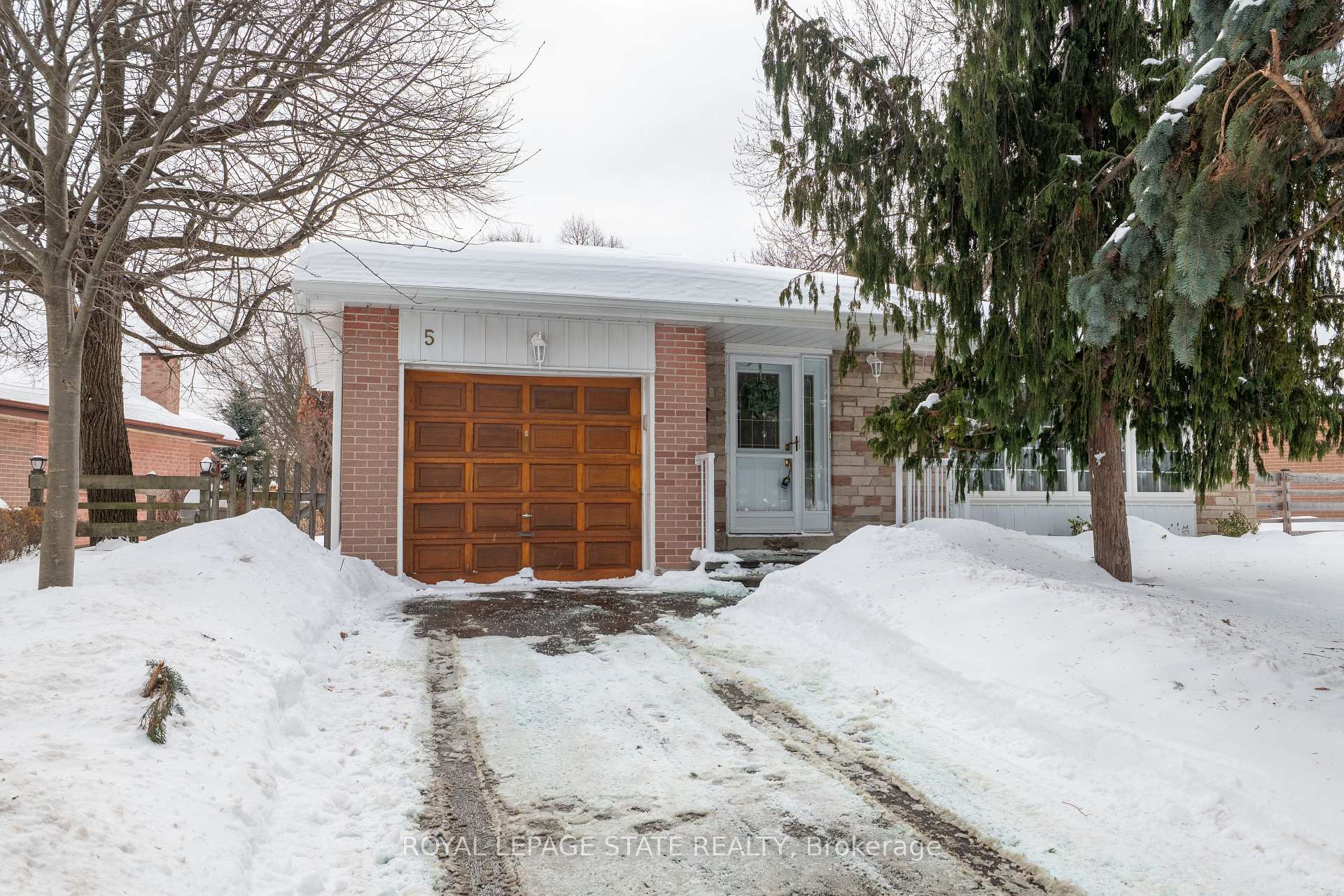 Photo 2 of 5 Bromley Crescent, Brampton, Avondale — HOMEH