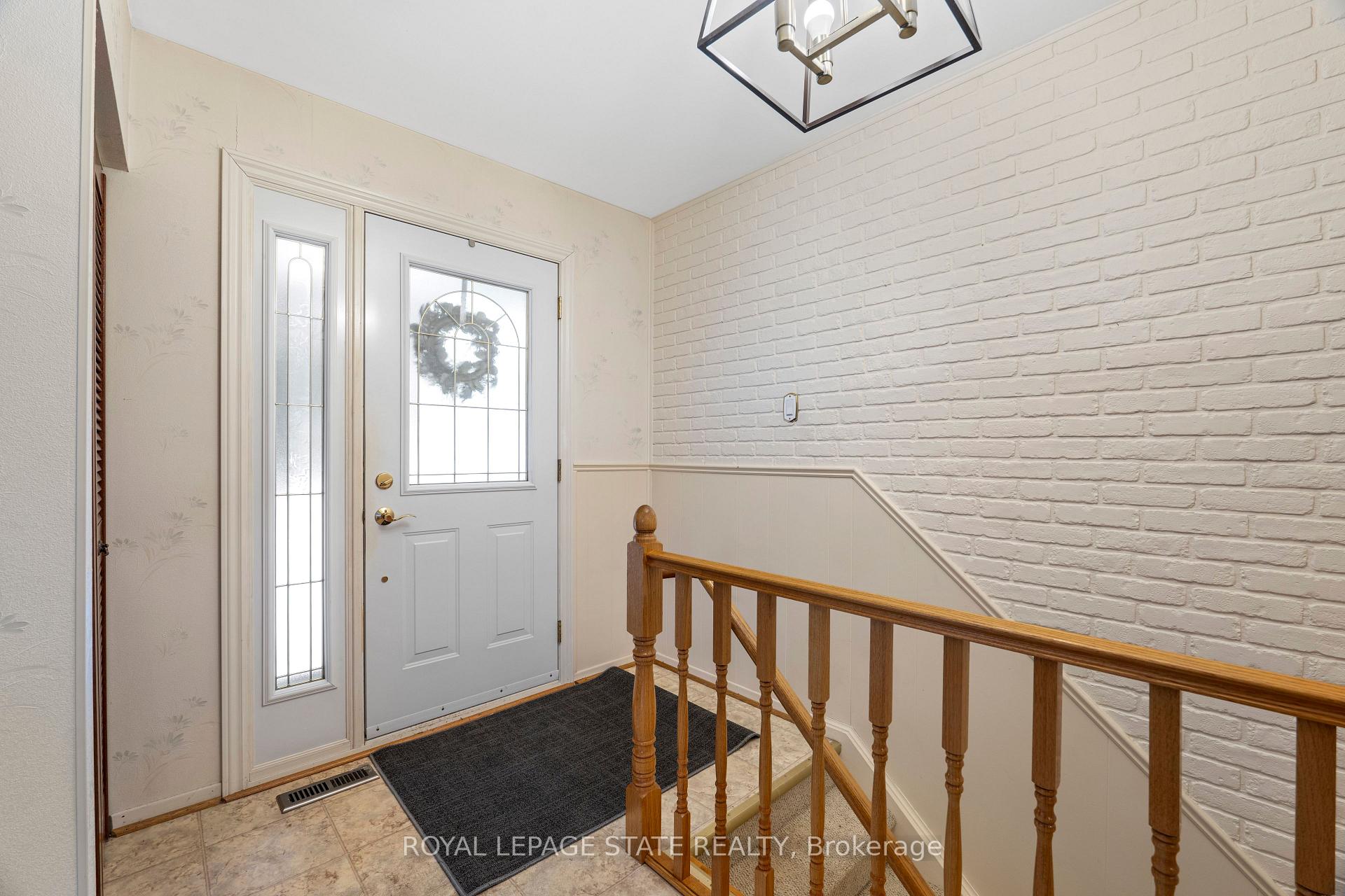 Photo 10 of 5 Bromley Crescent, Brampton, Avondale — HOMEH