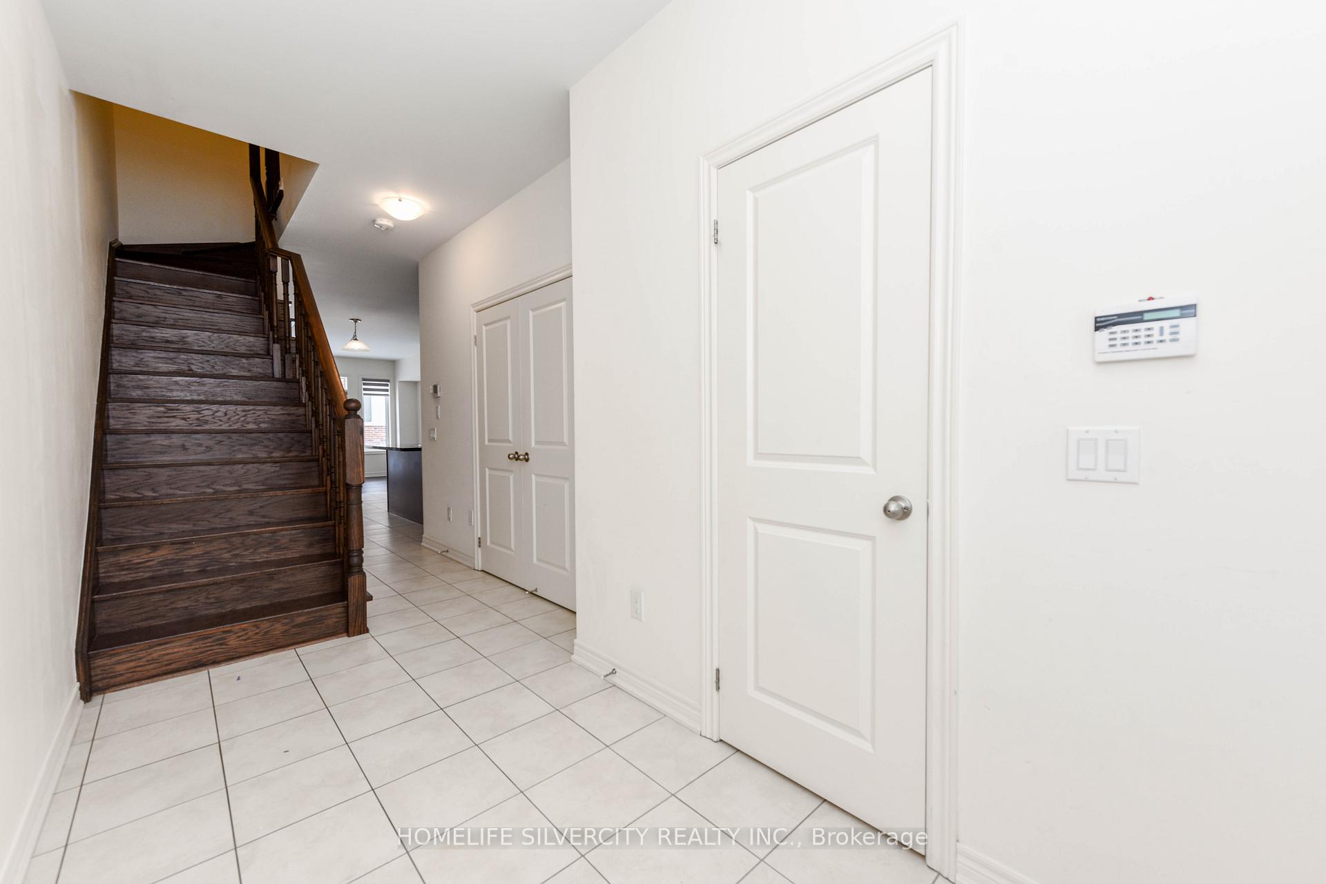 Photo 4 of 22 Dale Meadows Road, Brampton, Northwest Brampton — HOMEH