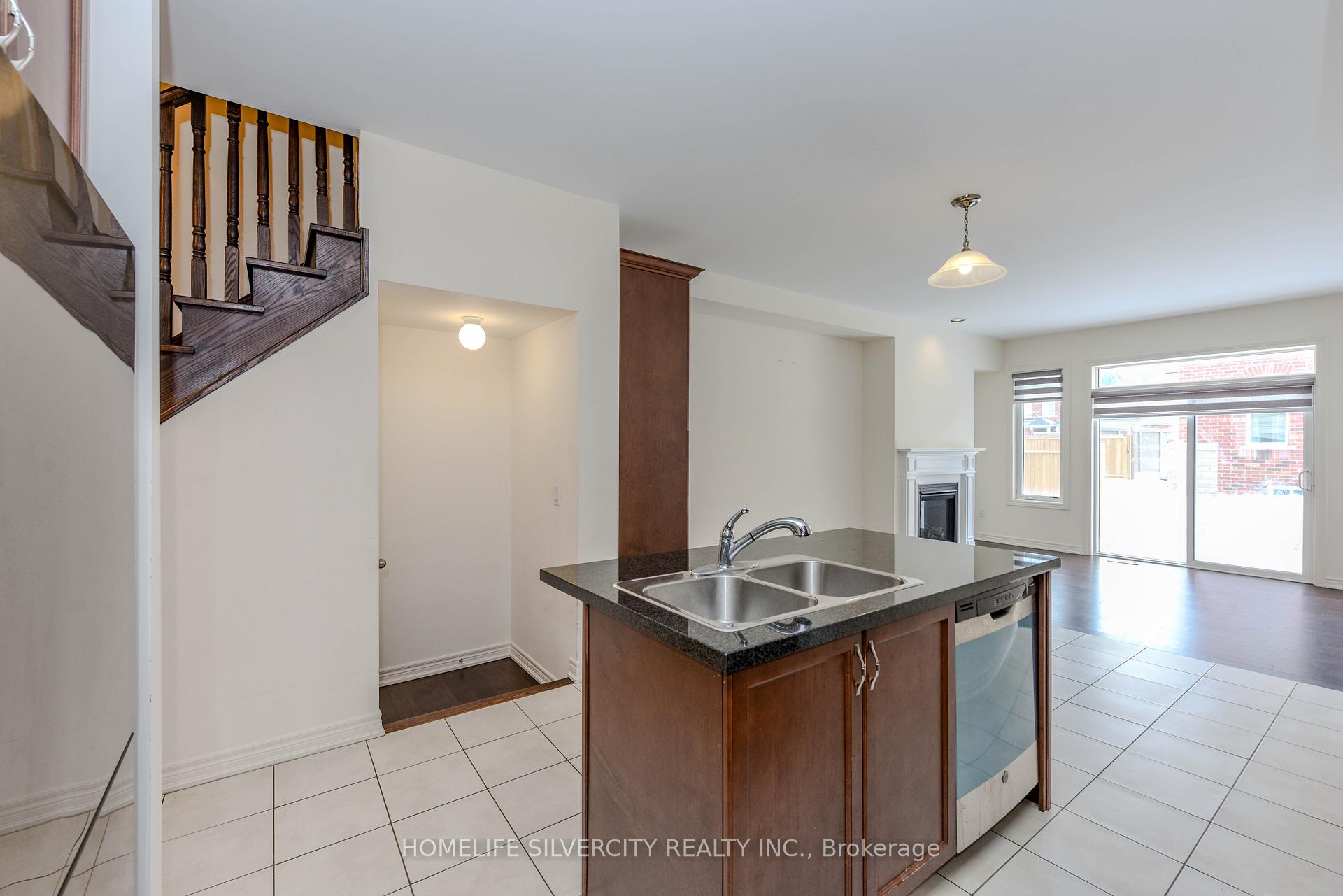 Photo 9 of 22 Dale Meadows Road, Brampton, Northwest Brampton — HOMEH