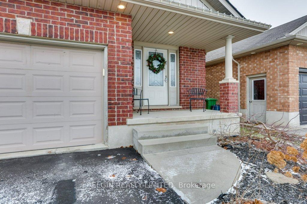 Photo 3 of 23 Hagerman Crescent, St. Thomas — HOMEH
