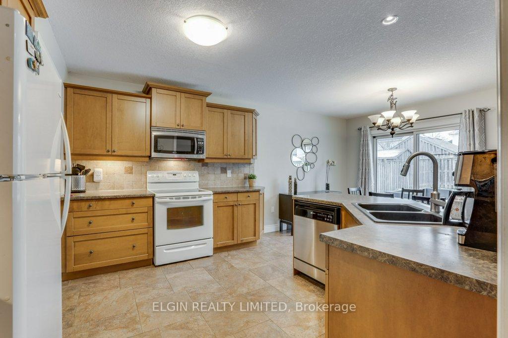 Photo 15 of 23 Hagerman Crescent, St. Thomas — HOMEH