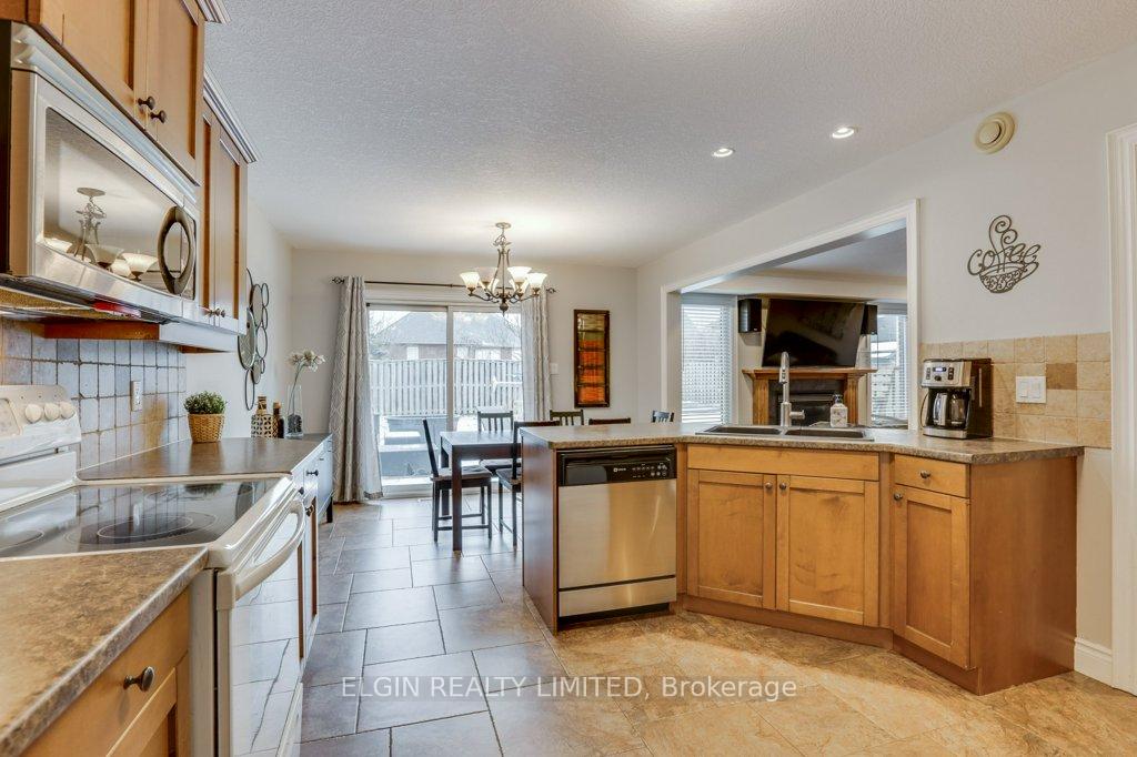 Photo 16 of 23 Hagerman Crescent, St. Thomas — HOMEH