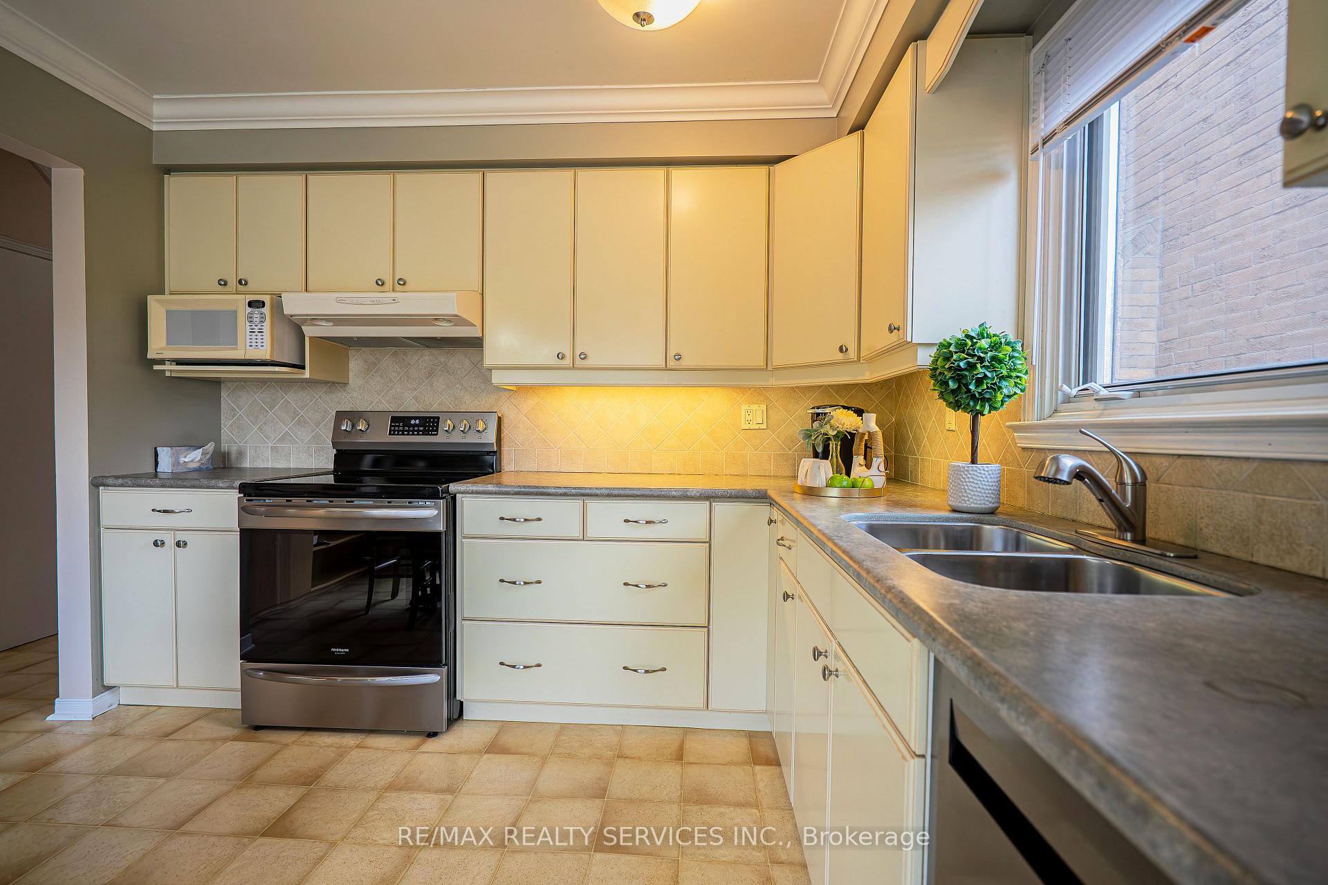 Photo 10 of 18 Nuttall Street, Brampton, Westgate — HOMEH