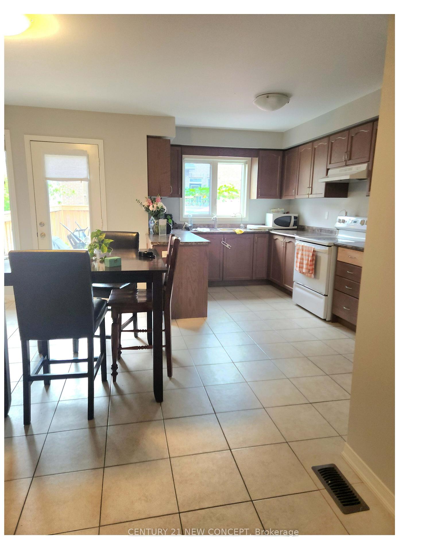 Photo 5 of 48 Humphrey Street, Hamilton, Waterdown — HOMEH