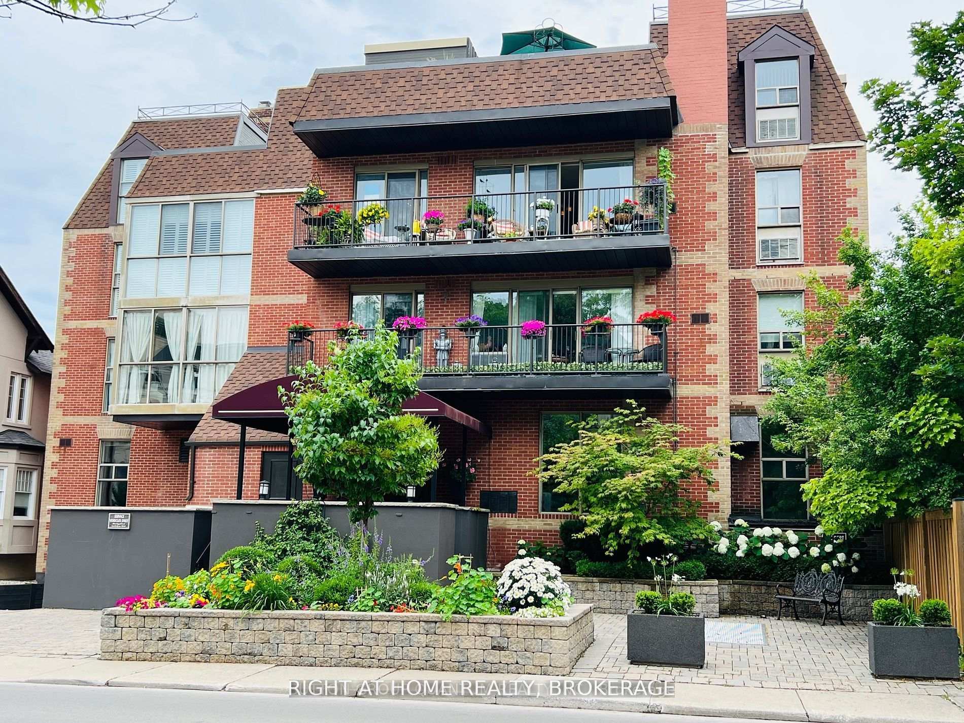Front of Unit 204, 162 Reynolds Street