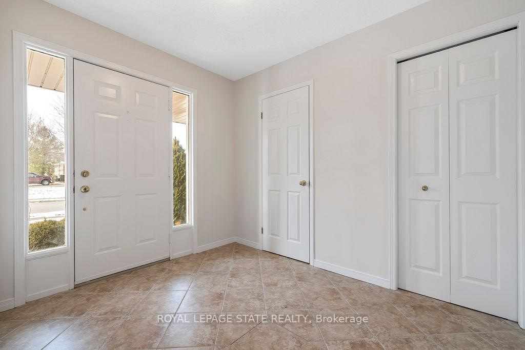 Photo 2 of 11 Newcombe Road, Hamilton, Dundas — HOMEH